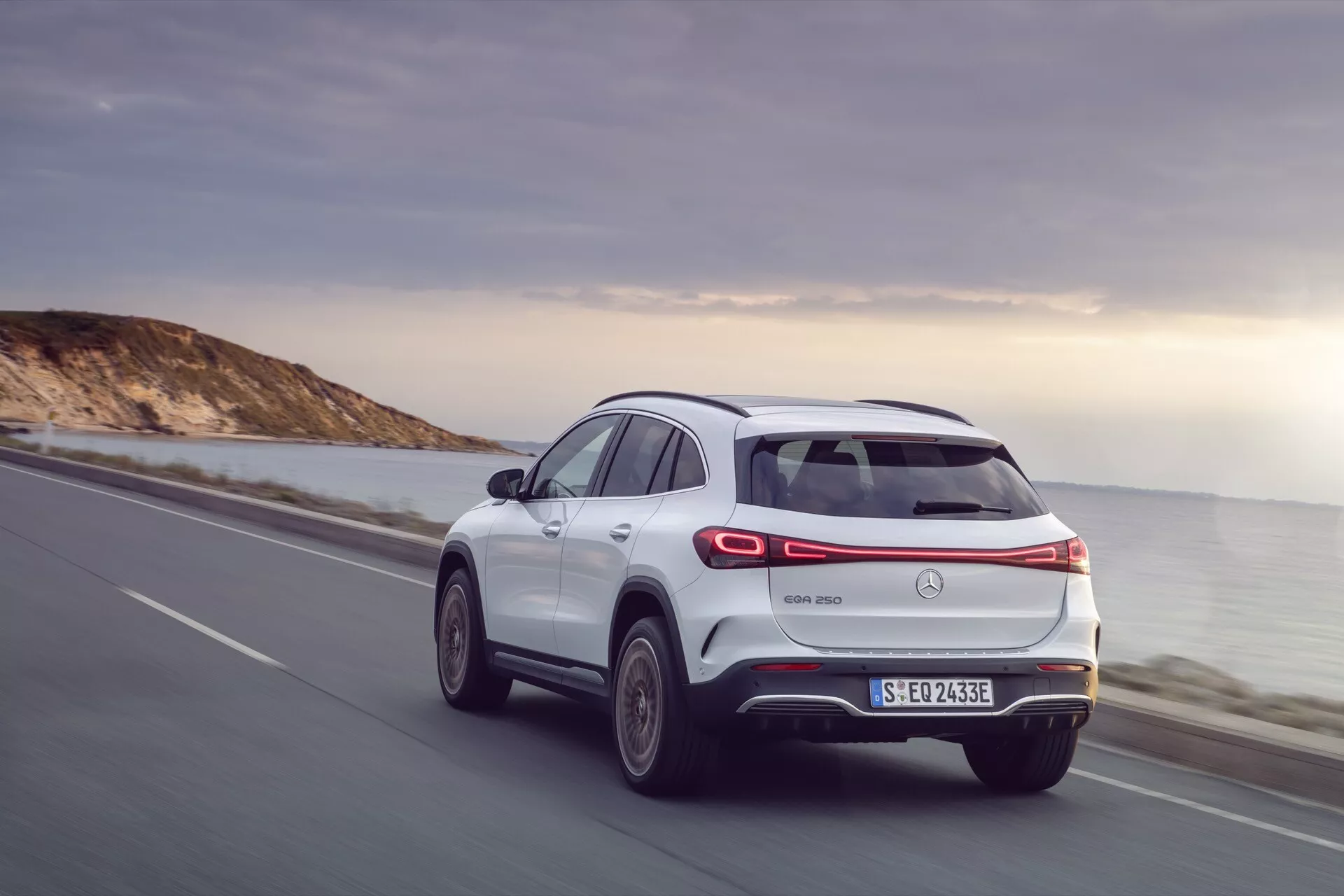 Boční pohled na elektrické SUV Mercedes-Benz EQA 243 z roku 2021 na dálnici