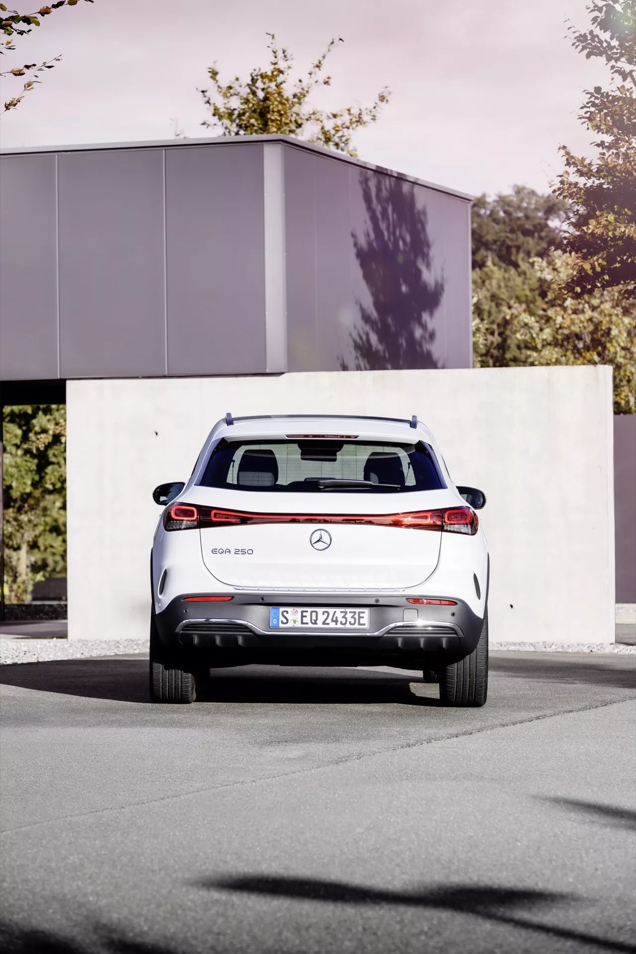 Zadní pohled na Mercedes-Benz EQA 250 z roku 2021 s LED zadními světly, označením electric a pokročilou bezpečnostní technologií, zachycen v městském prostředí