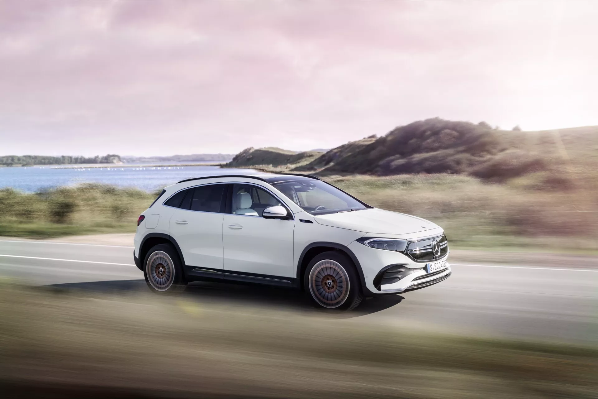 Model Mercedes-Benz EQA 243 roku 2021 ukazující svůj elegantní design a elektrický pohon v dynamické pozici
