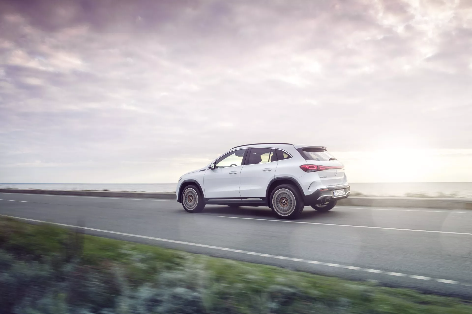 Přední pohled na model Mercedes-Benz EQA 2021 číslo 243 s elegantními světlomety a elektrickou mřížkou