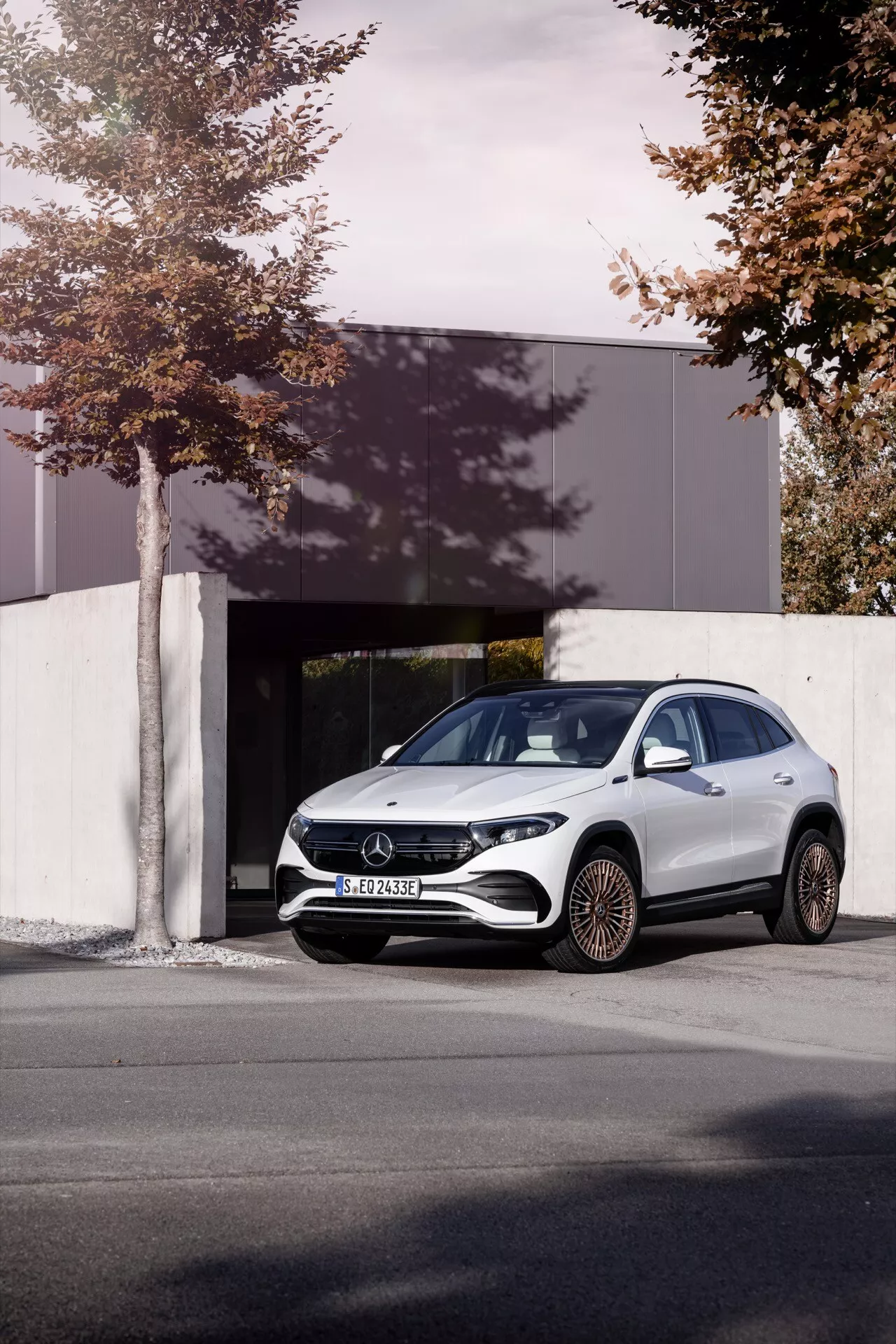Elektrické SUV Mercedes-Benz EQA 243 z roku 2021 v šedé barvě, pohled z boku