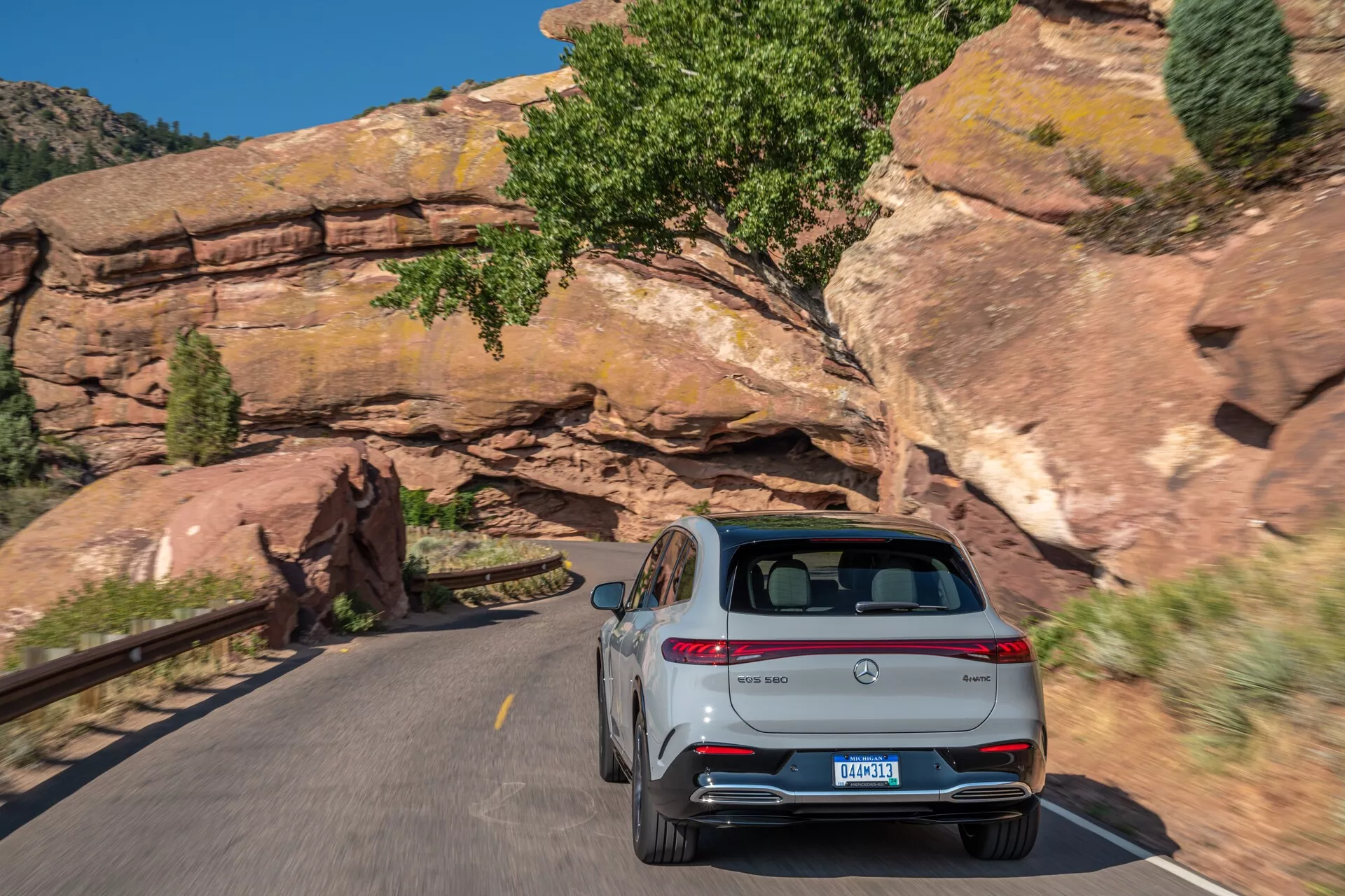Mercedes EQS SUV 2022 v elegantním stříbrném provedení, představující svůj luxusní design, pokročilý elektrický pohon, prostorný interiér a špičkové technologické funkce.