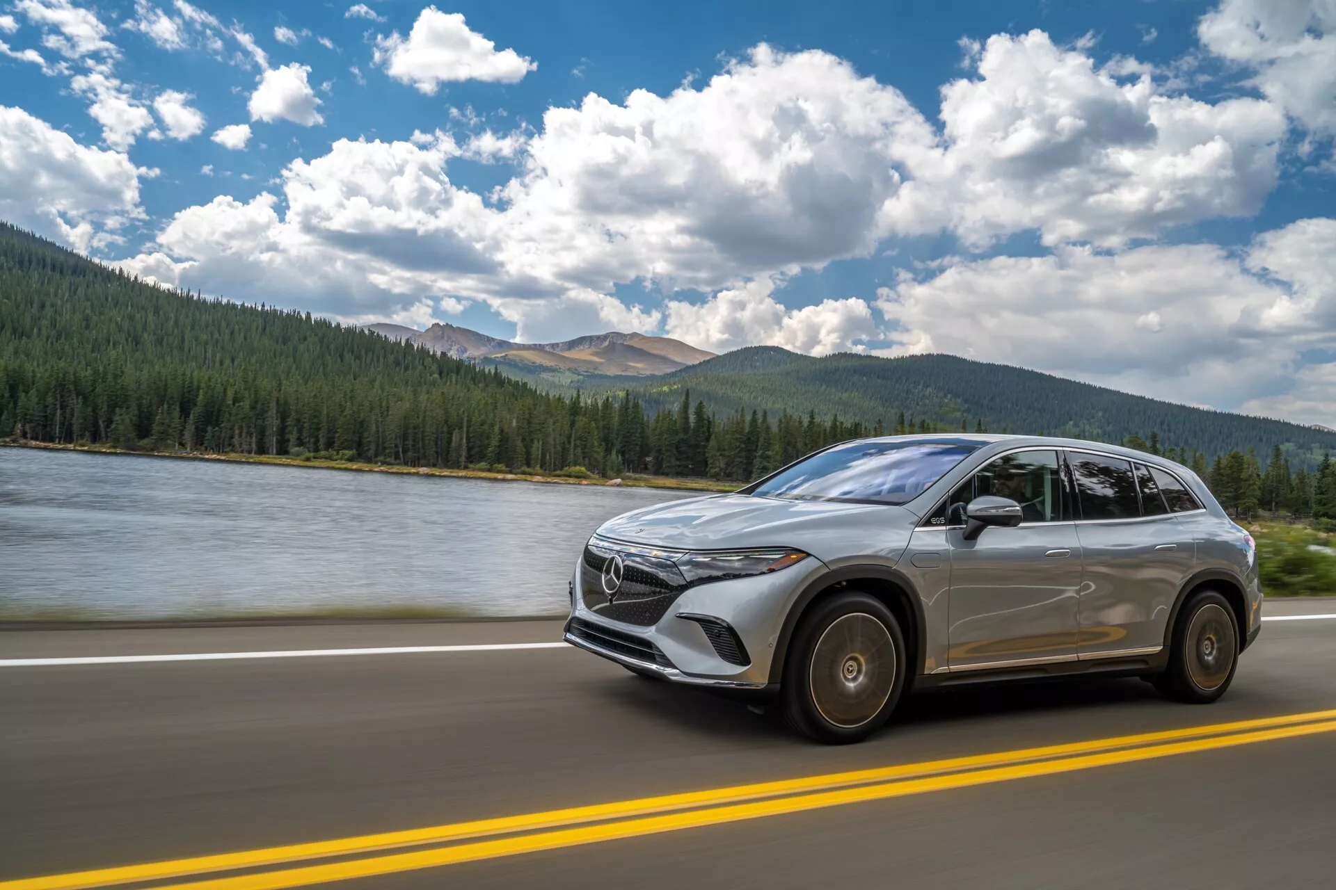 Mercedes EQS SUV 2022 v elegantním designu, s nejmodernější technologií, luxusním interiérem a ekologickým elektrickým pohonným ústrojím.
