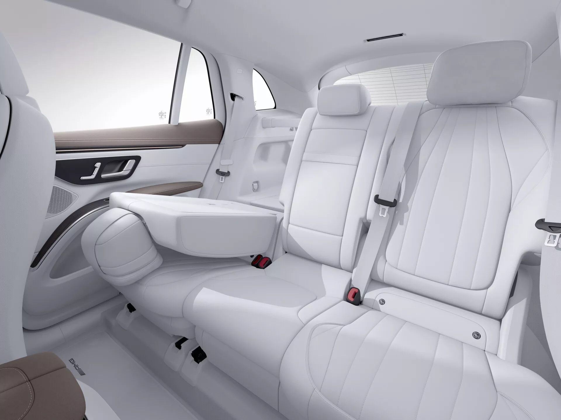 Interiér Mercedes EQS SUV 2022 se zaměřením na zadní sedadla z přední pravé perspektivy. Tři sedadla z bílého kůže s detailním prošíváním mají v prostředním sedadle skládací opěrku rukou. Integrované opěrky hlavy a tříbodové bezpečnostní pásy zajišťují bezpečnost, zatímco dřevěné dekory a chromové kliky na bočních opěrkách rukou zdůrazňují luxus. Minimalistický design dveřních panelů a prostorový layout zvyšují čistou estetiku. Studiové osvětlení zdůrazňuje moderní, čistý a vysoce kvalitní interiér vozu.