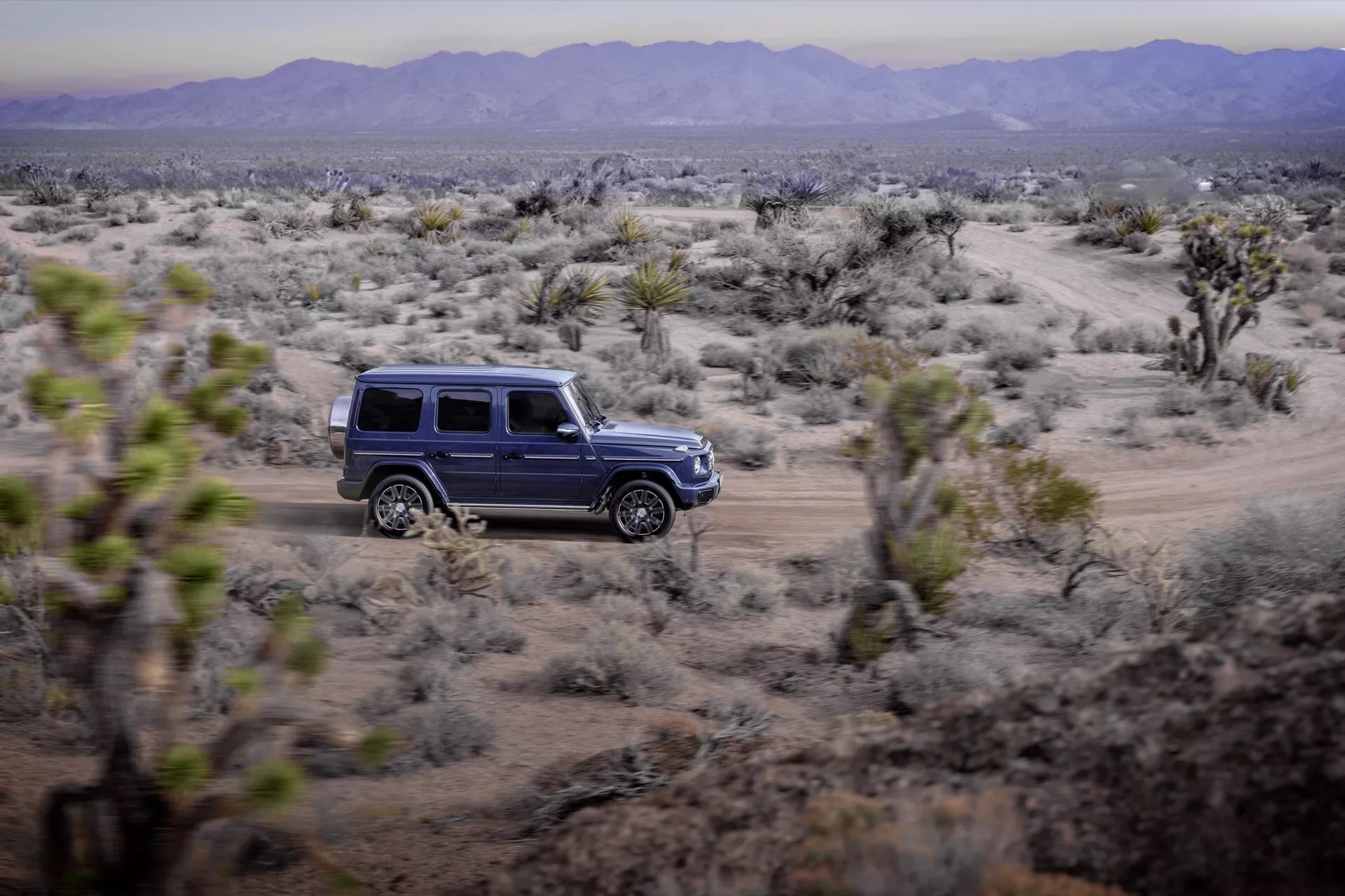Elegantní model Mercedes-Benz G-Class 465 pro rok 2024 ve vysokém rozlišení, předvádějící jeho luxusní design a pokročilé funkce