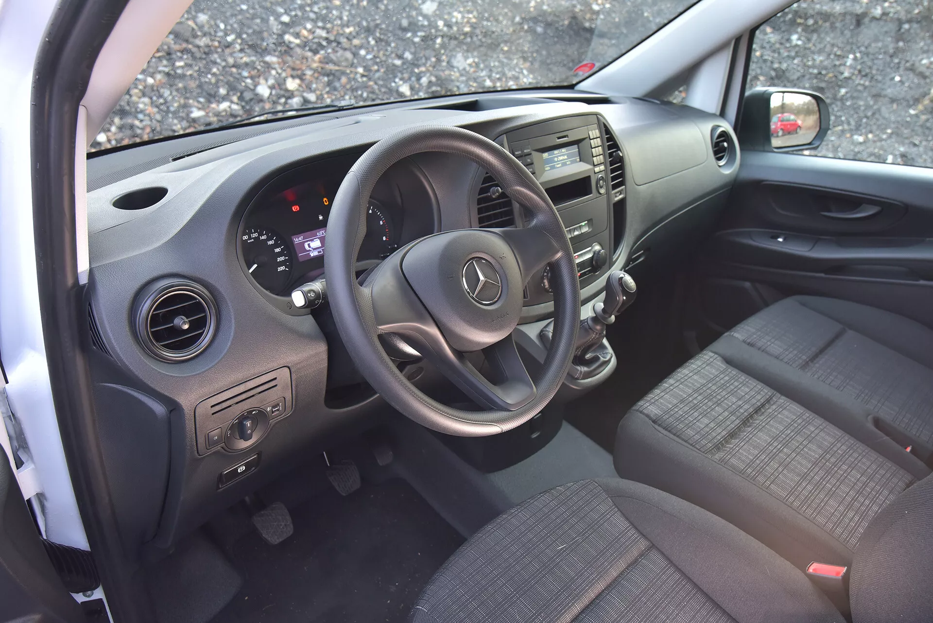 Interiérový pohled na Mercedes-Benz Vito Tourer z roku 2014 se zaměřením na stranu řidiče, volant, palubní desku a řadicí páku.