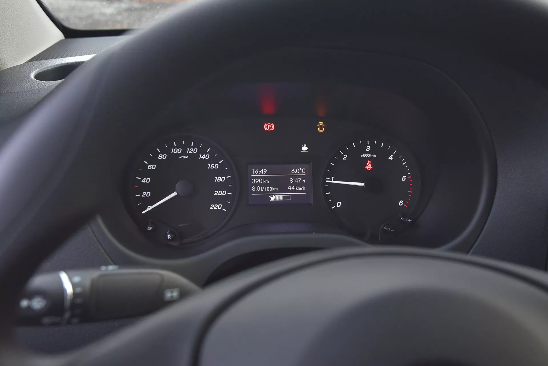 Detailní pohled na přístrojovou desku Mercedes-Benz Vito Tourer 2014 zobrazující rychloměr, otáčkoměr a digitální displej s údaji o teplotě, čase a stavu tachometru, s měkkým zaostřením na okolní palubní desku a volant
