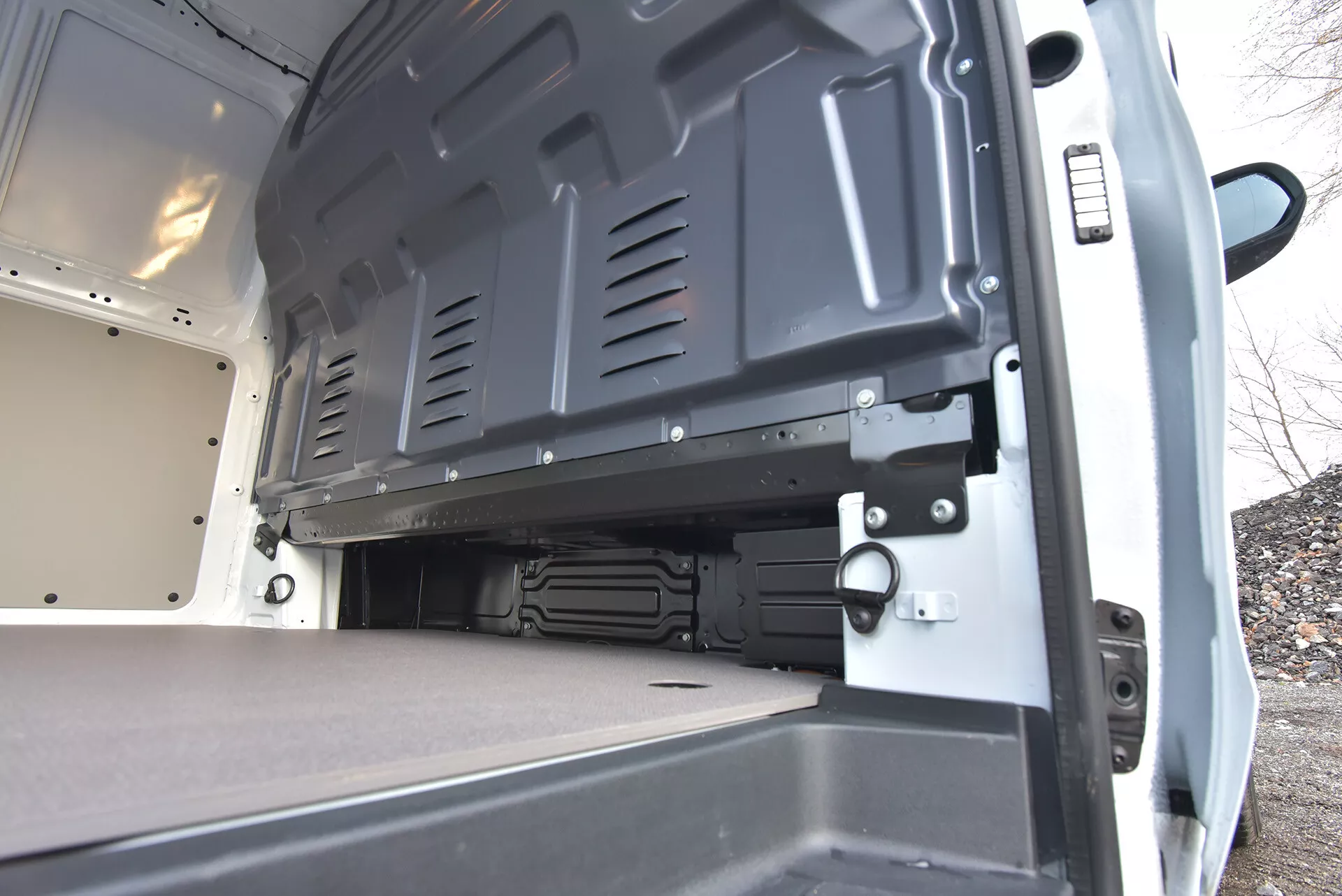 Zadní interiér dodávky Mercedes-Benz Vito Tourer z roku 2014, zdůrazňující prostorný, rovný nákladní prostor s otevřenými dveřmi a odolnými povrchy pro efektivní nakládání a bezpečnou přepravu.