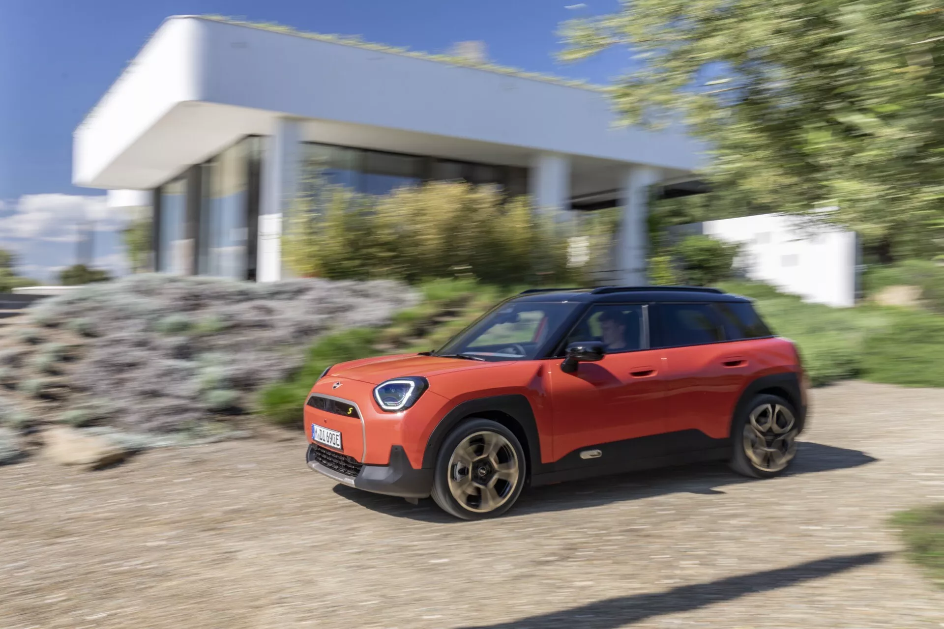 Mini Aceman 2024 (J05) předvádí svůj elegantní, kompaktní design s dynamickými liniemi a inovativní technologií