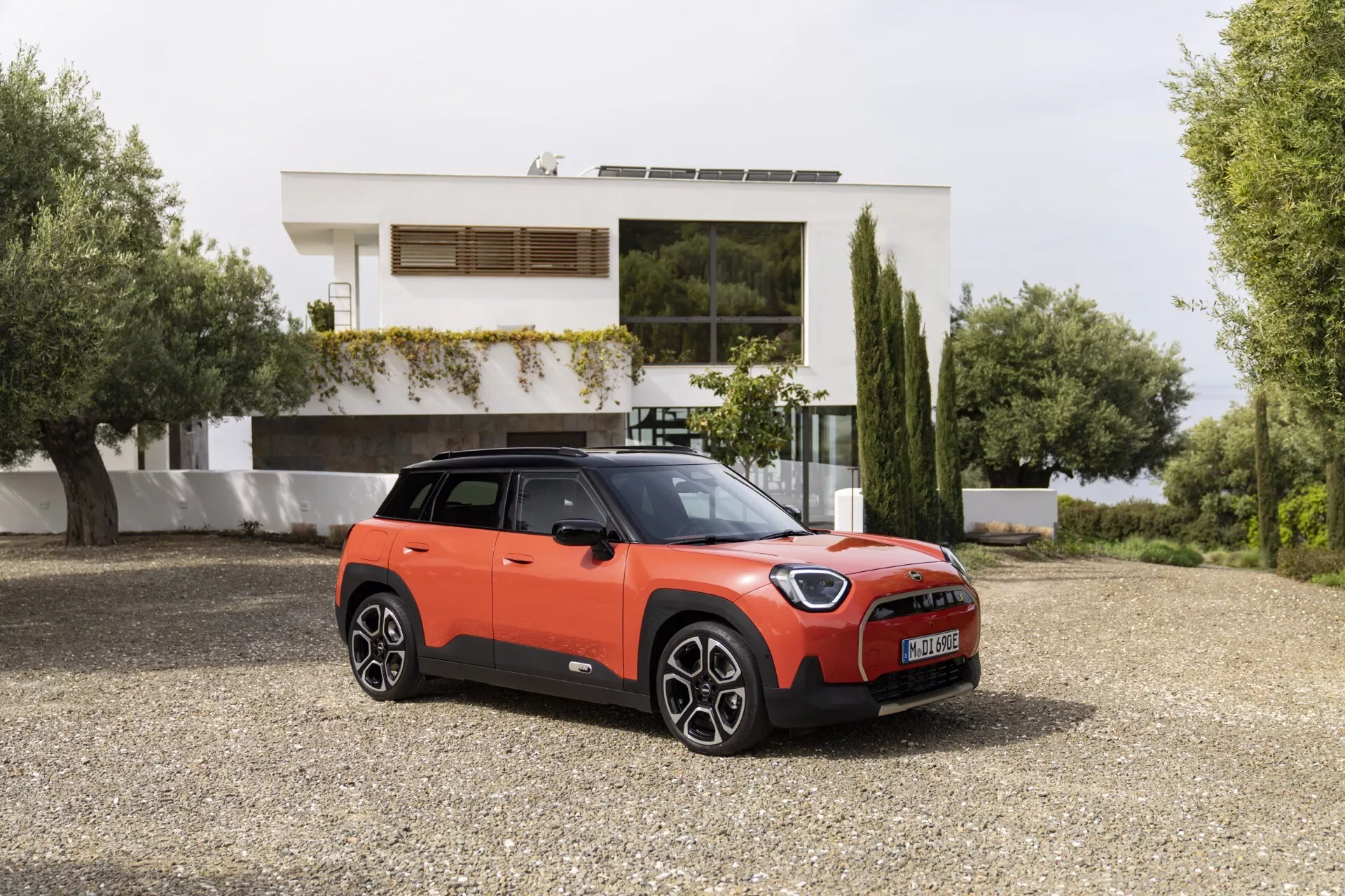 Mini Aceman z roku 2024 (J05) předvádějící svůj elegantní design a pokročilé funkce