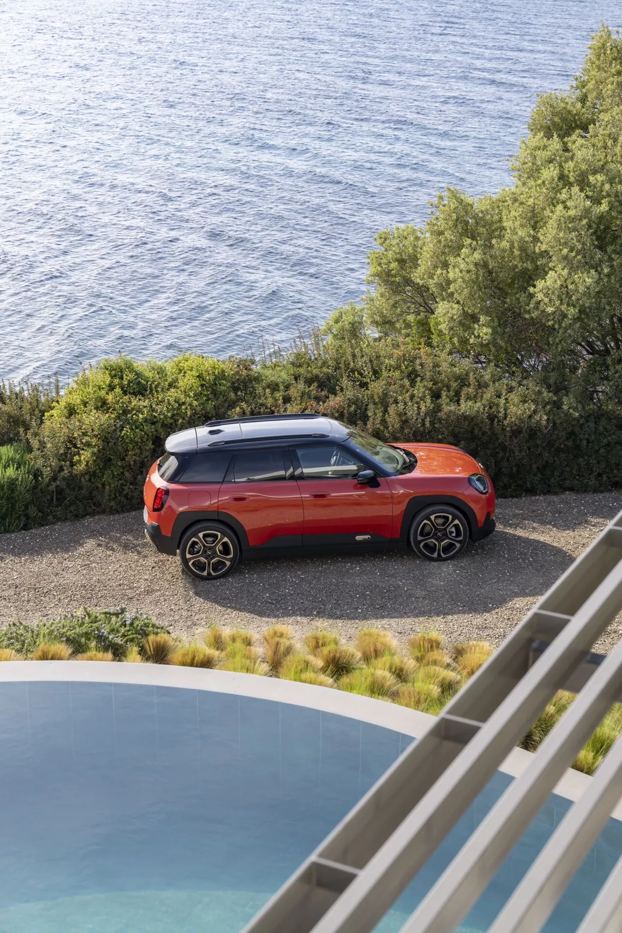 Přední pohled na Mini Aceman (J05) 2024 ukazuje jeho elegantní design a moderní funkce