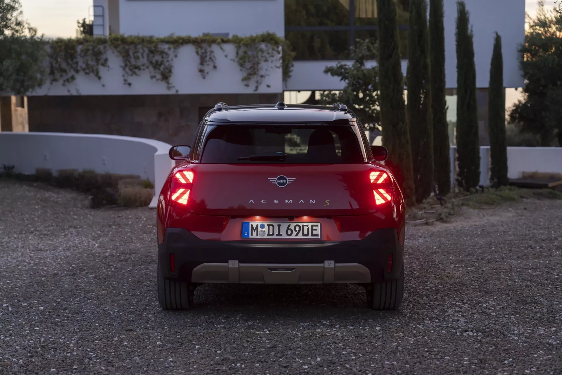 Mini Aceman 2024 (J05) předvádějící svůj elegantní design a inovativní funkce