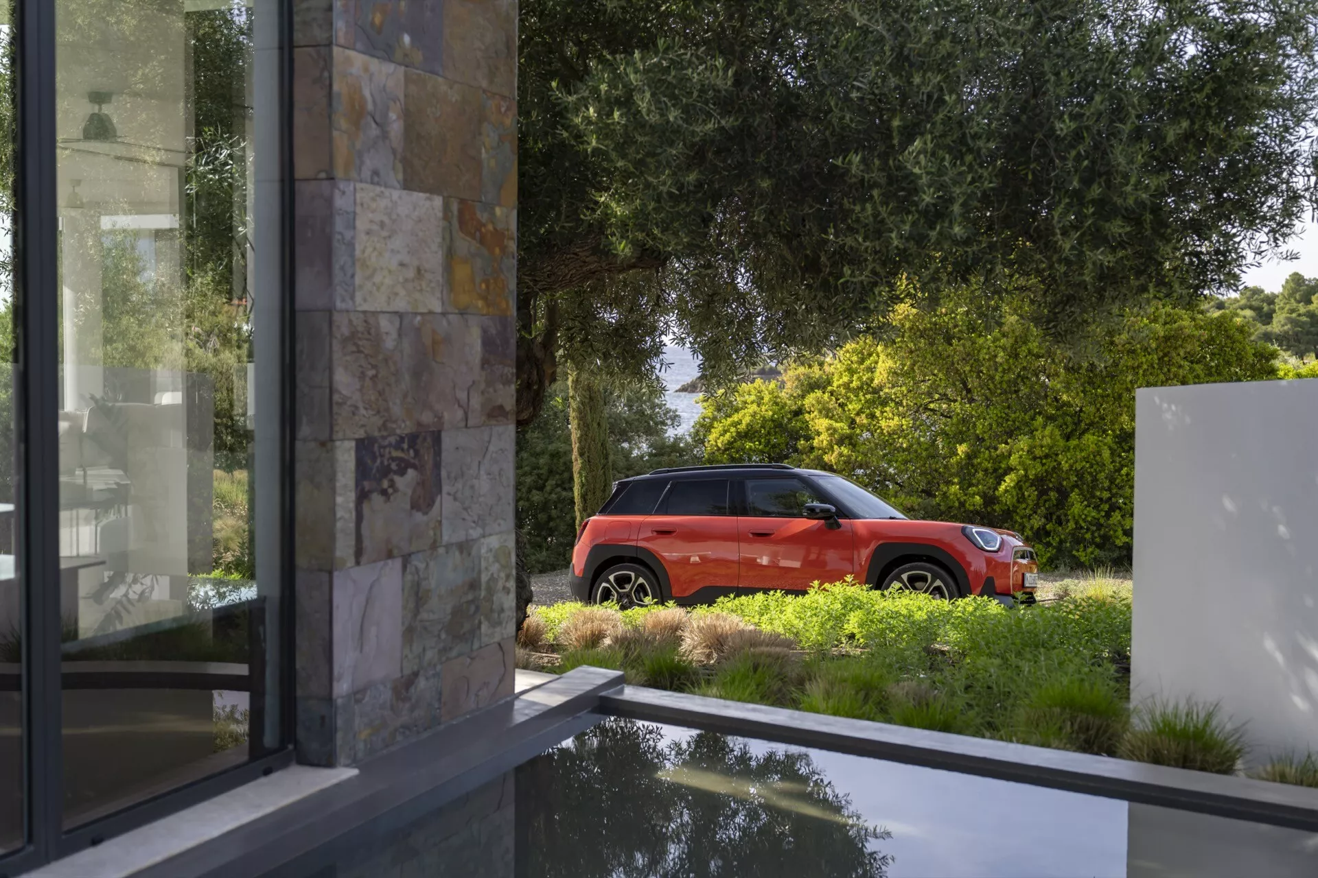 Mini Aceman 2024 (J05) předvádějící pokročilý design, elektrické kompaktní SUV ve výrazné barvě