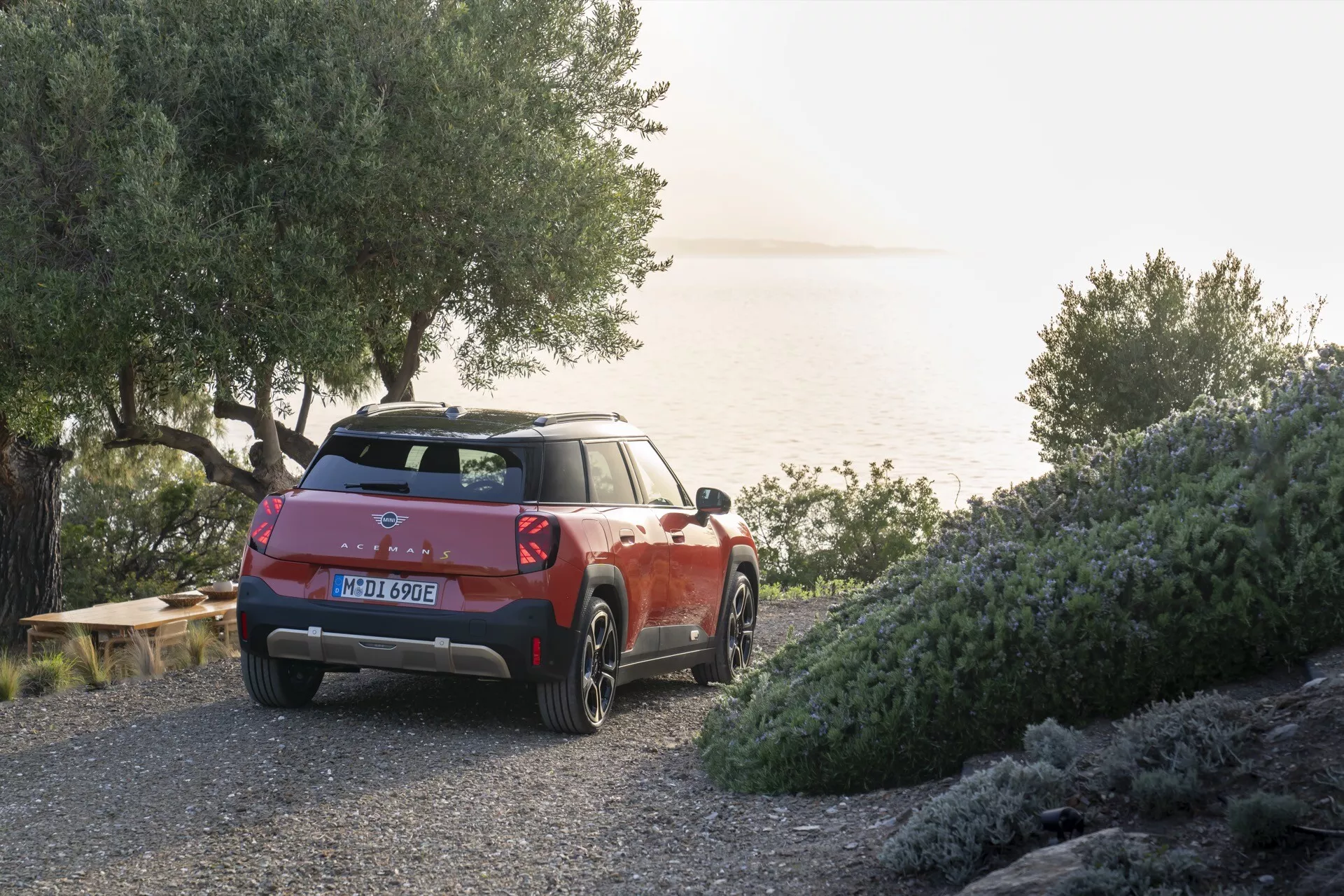 Mini Aceman 2024 (J05) představuje elegantní design s jasnými barvami, inovativní technologické funkce a ekologický elektrický pohon