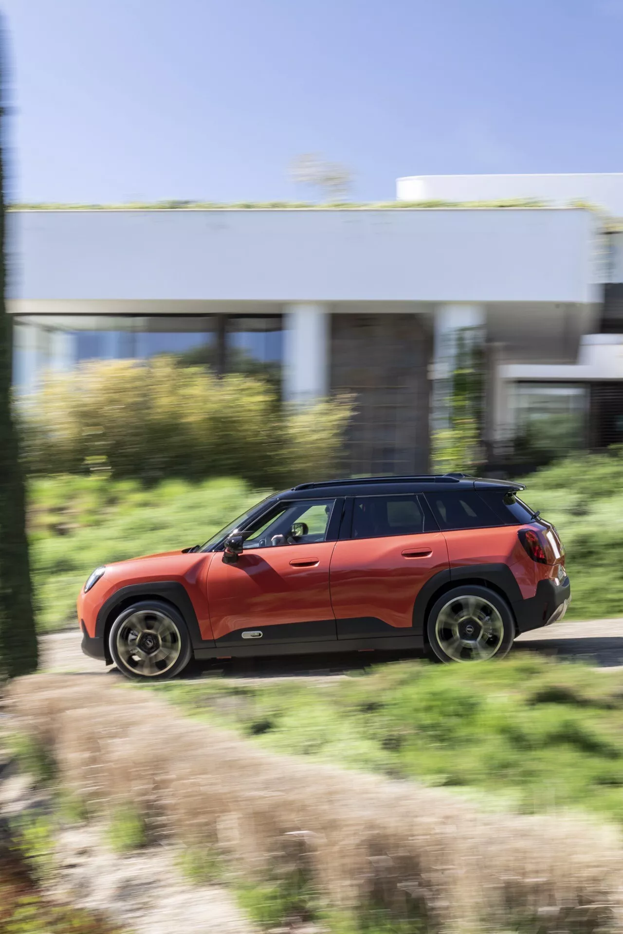 Mini Aceman 2024 (J05) předvádí svůj elegantní design, živé barevné varianty a inovativní funkce