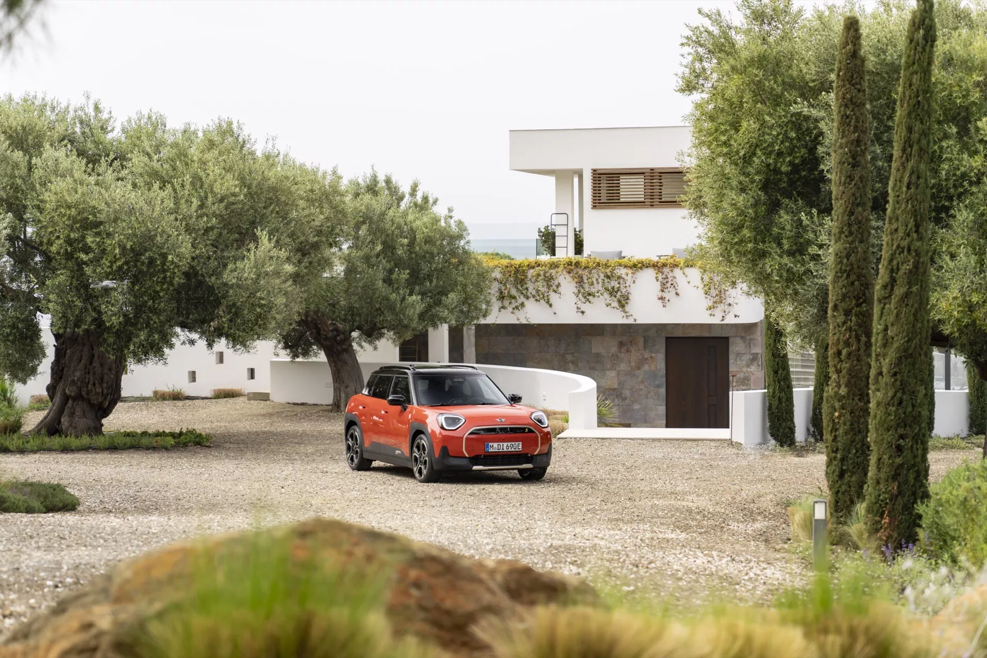 Mini Aceman 2024 (J05) v dynamické póze předvádějící elegantní design a inovativní funkce