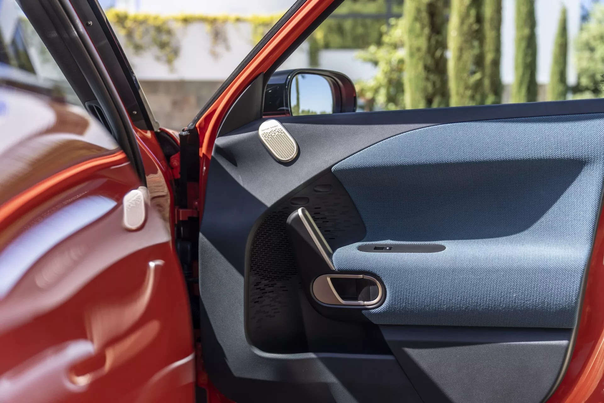 Mini Aceman 2024 (J05) předvádí svůj elegantní design, živou paletu barev a pokročilé technologické funkce