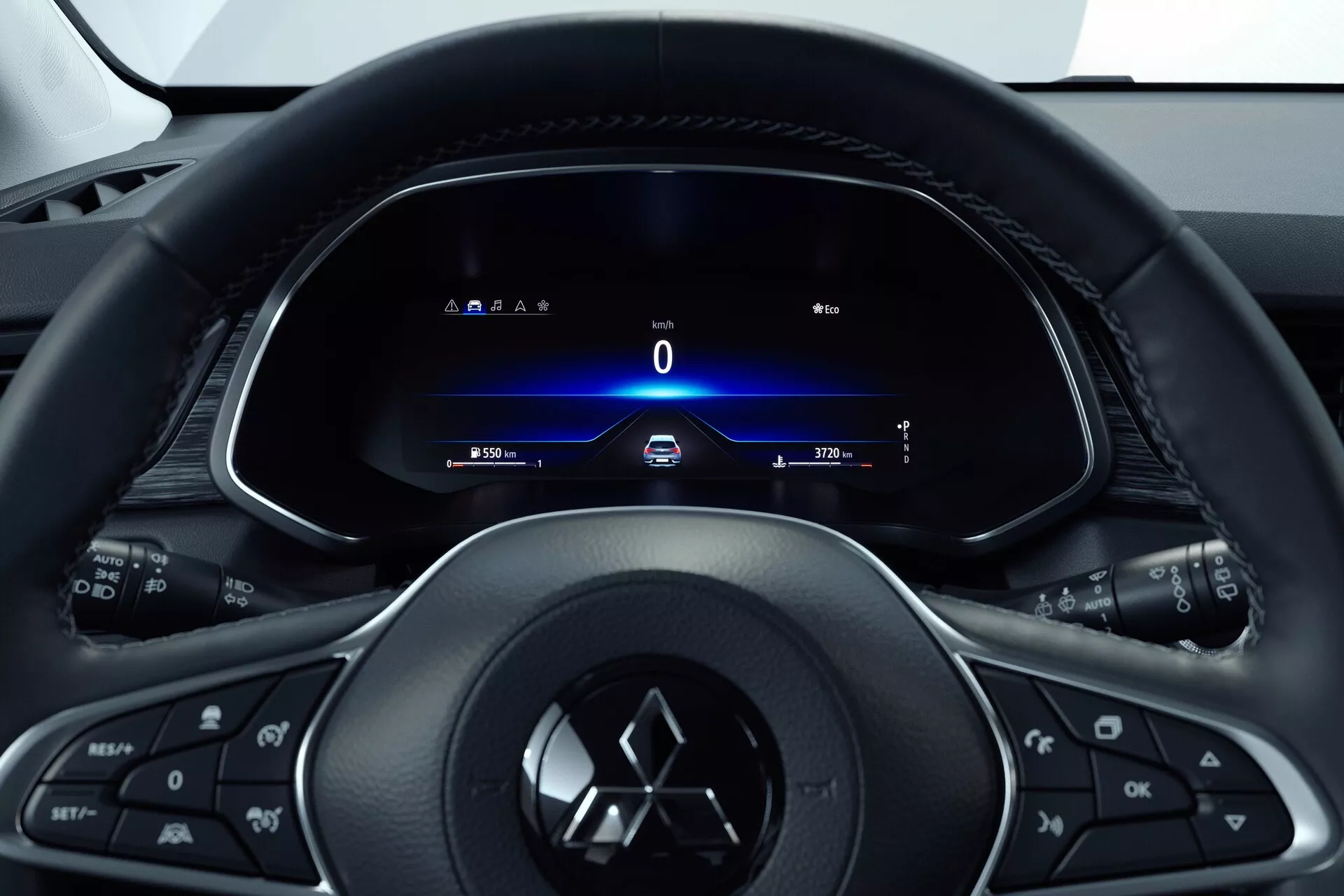 Interiér Mitsubishi ASX 2023 (2. generace) z pohledu řidiče, zaměřující se na tříramenný multifunkční volant s tlačítky pro média, telefon a tempomat a s logem výrobce. Za ním je plně digitální přístrojová deska ukazující tachometr na 0 km/h, blinkry, čas a počítadlo kilometrů. Kokpitový styl naznačuje design zaměřený na řidiče se štíhlou a moderní estetikou, kladoucí důraz na technologii a snadný přístup k informacím a ovládání vozidla.