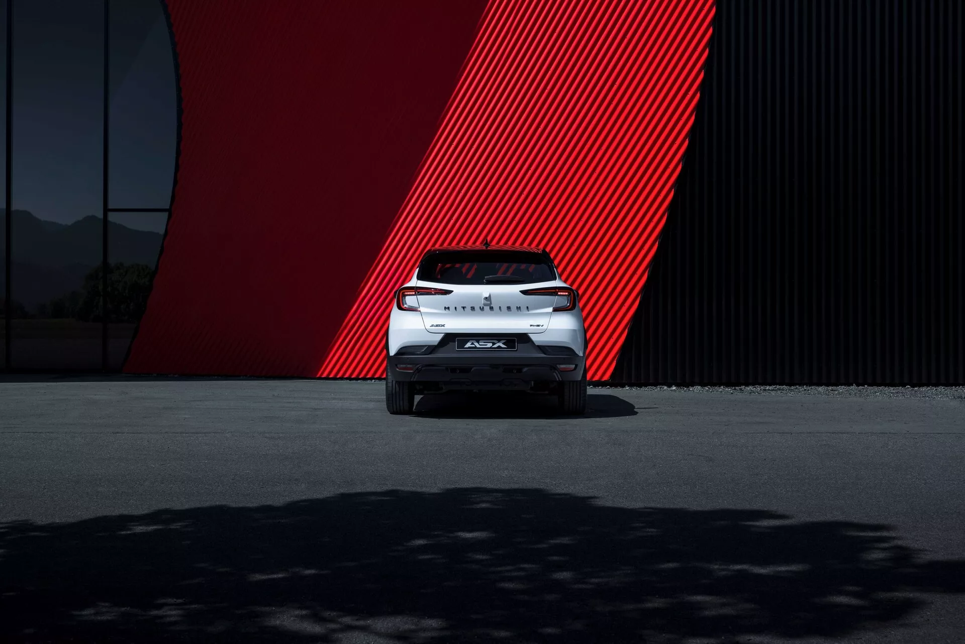 Boční pohled na Mitsubishi ASX 2023 2. generace, představující elegantní design, moderní LED světlomety a stylová slitinová kola.