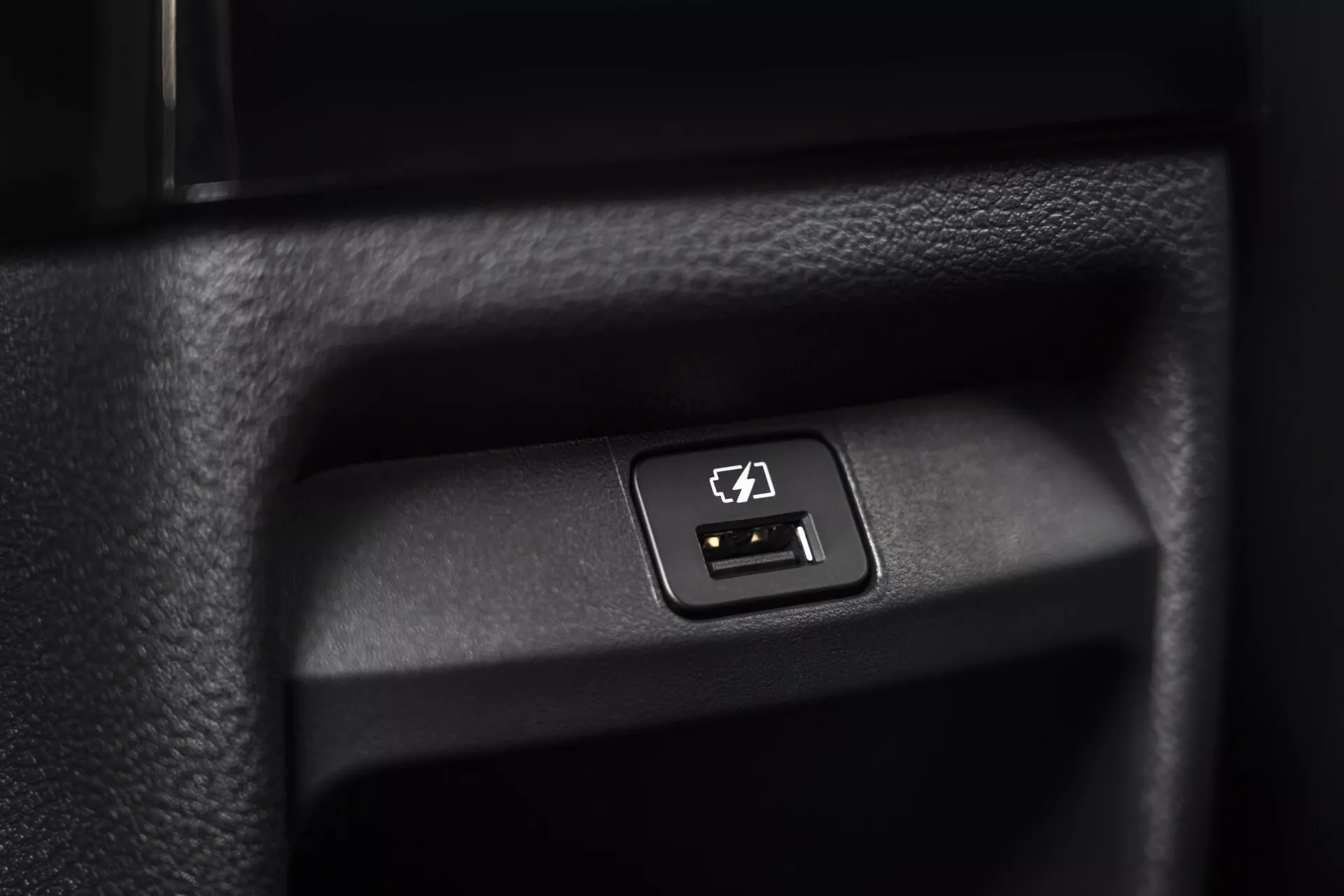 Interiérový prvek Nissan Juke (F16) z roku 2019 zobrazující USB port v texturovaném oddílu