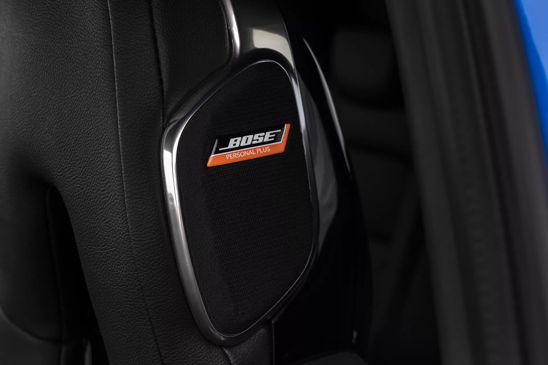 Detailní pohled na prémiový kryt reproduktoru se značkou BOSE v Nissan Juke 2019 (F16), který zdůrazňuje technologii vysoce kvalitního zvukového systému v interiéru luxusního auta.