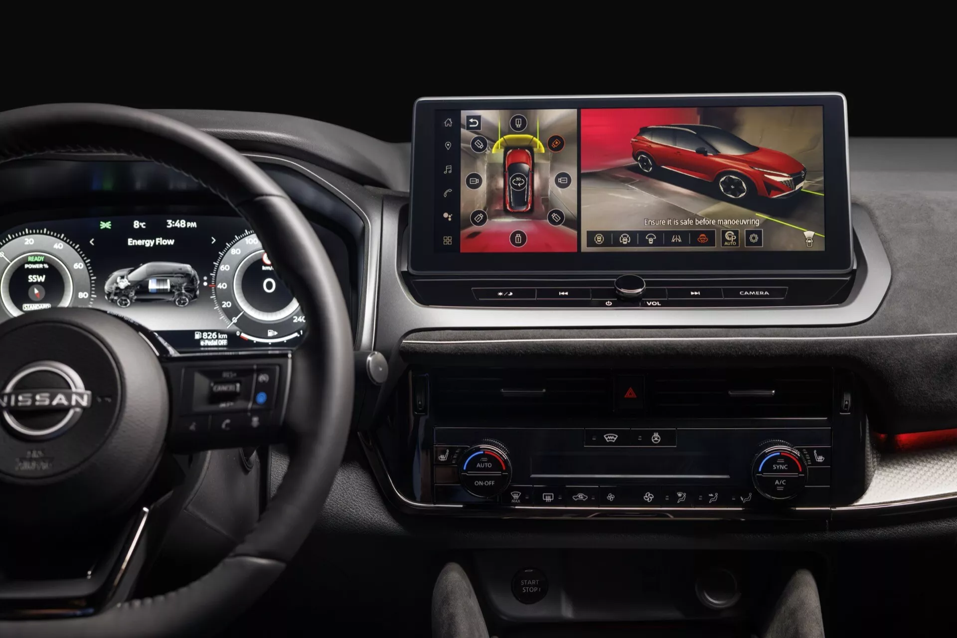 Interiér vozu Nissan Qashqai 2024 (J12-facelift) z pohledu řidiče, zaměřující se na centrální palubní desku s dotykovým displejem infotainment systému, pokročilým 360-stupňovým kamerovým systémem pro asistenci při parkování, digitálním přístrojovým štítem naznačujícím hybridní nebo zcela elektrický pohon a uživatelsky přívětivým ovládacím panelem klimatizace, což ukazuje moderní a technologicky vybavený interiér.