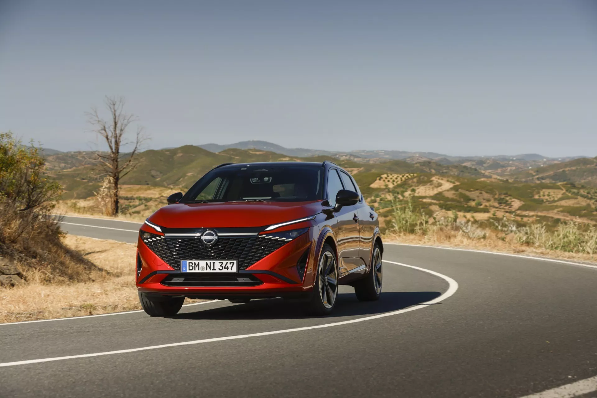 Pohled zepředu na Nissan Qashqai 2024 J12-facelift, který představuje moderní design s elegantními LED světlomety, odvážnou přední maskou ve tvaru V-motion a dynamickými liniemi zdůrazňujícími jeho sportovní a sofistikovaný vzhled.