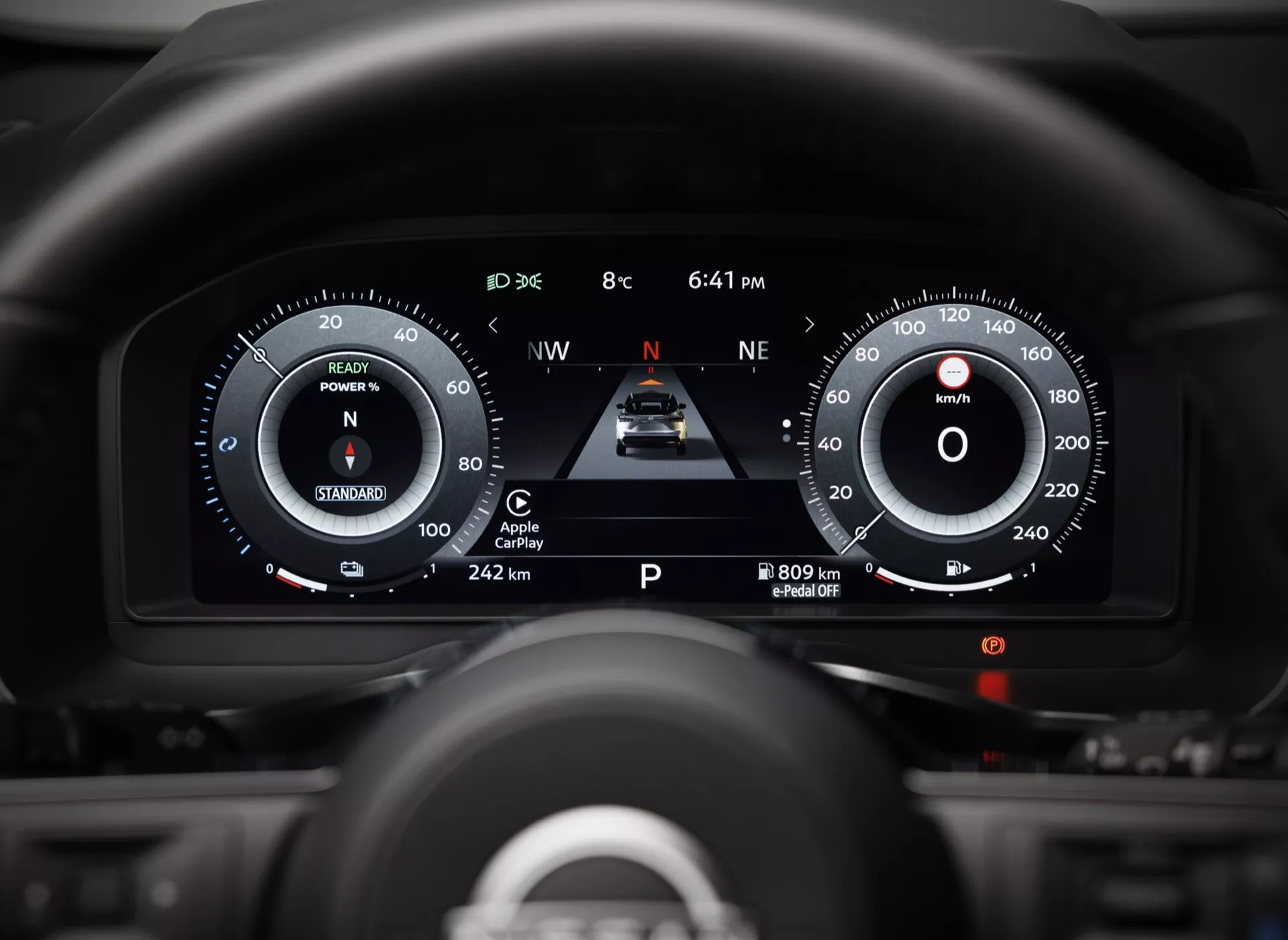Pohled do interiéru digitálního přístrojového štítu modelu Nissan Qashqai 2024 (J12-facelift) zdůrazňující technologické funkce, jako je digitální rychloměr od 0 do 260 km/h, otáčkoměr pro RPM, indikátory asistentu řidiče pro udržování jízdního pruhu a adaptivní tempomat, režim displeje nastaven na 'STANDARD', indikátor zařazení rychlosti ukazující 'P' pro parkování, venkovní teplota 8°C, hodiny ukazující 18:41, stav vozidla s dojezdem 809 km, integrace Apple CarPlay a kompas ukazující směr severozápad.