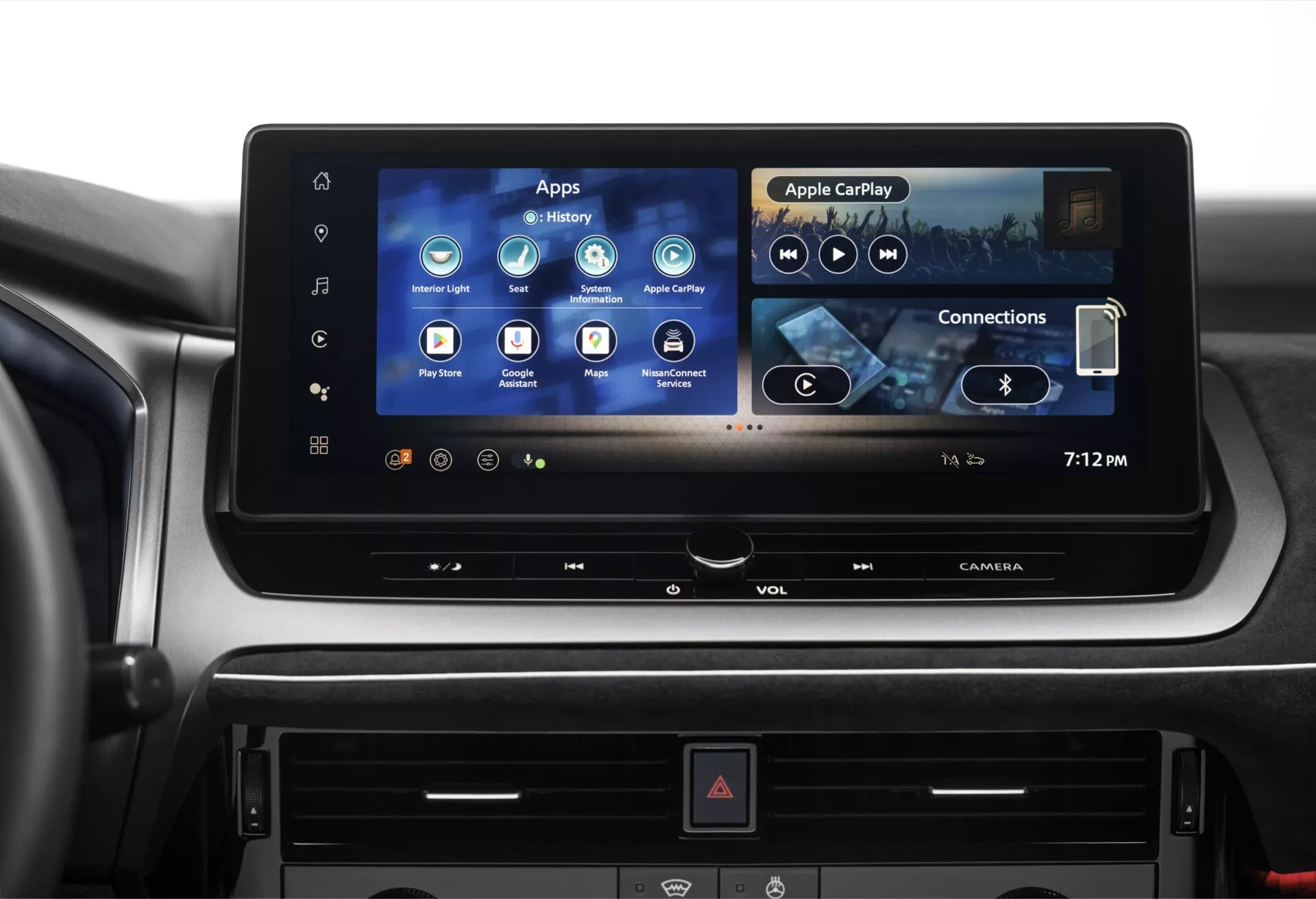 Detailní pohled na moderní dotykový infotainment systém v Nissan Qashqai 2024 (J12-facelift), který nabízí grafické uživatelské rozhraní s ikonami aplikací, integrací Apple CarPlay, fyzickými tlačítky a knoflíky pro ovládání hlasitosti a klimatizace a větracími otvory pod obrazovkou v high-tech designu palubní desky.