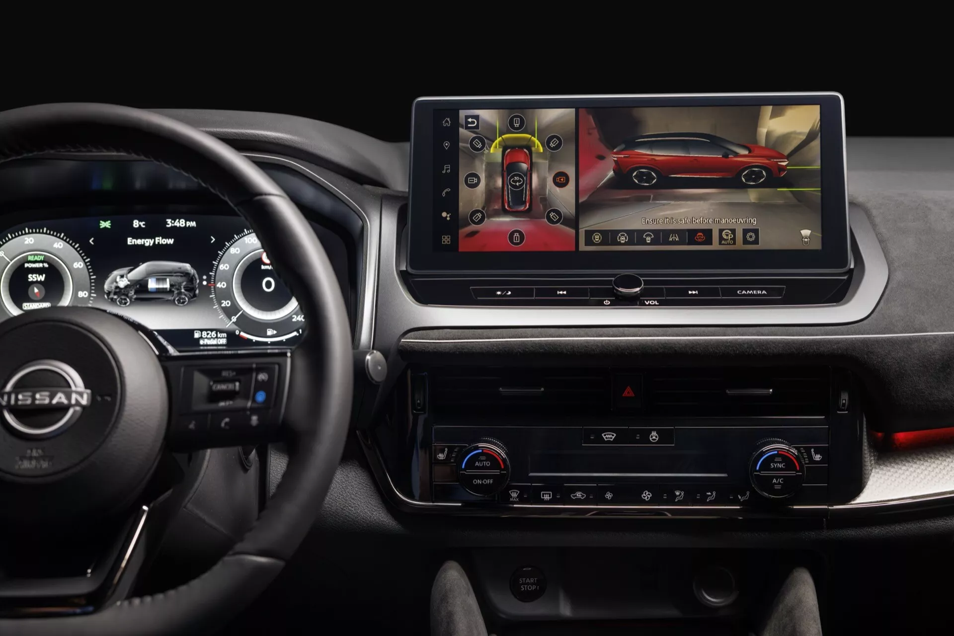 Interiér vozu Nissan Qashqai 2024 (J12-Facelift) zaměřený na stranu řidiče. Volant na levé straně značí, že vůz je určen pro země s pravostranným řízením. Středový logo je částečně viditelné. Palubní deska má digitální displej zobrazující informace o rychlosti a toku energie. Uprostřed se nachází širokoúhlý infotainment systém zobrazující zpětnou kameru, naznačující funkci parkovací asistence a možná i 360stupňový kamerový systém. Níže je klimatizační systém s různými knoflíky a tlačítky k nastavení teploty a proudění vzduchu. Moderní design obsahuje elegantní linie a směs textur, naznačující prémiový dojem. Obraz zdůrazňuje design automobilového interiéru, infotainment, asistenční technologie pro řidiče a celkový zážitek z jízdy.
