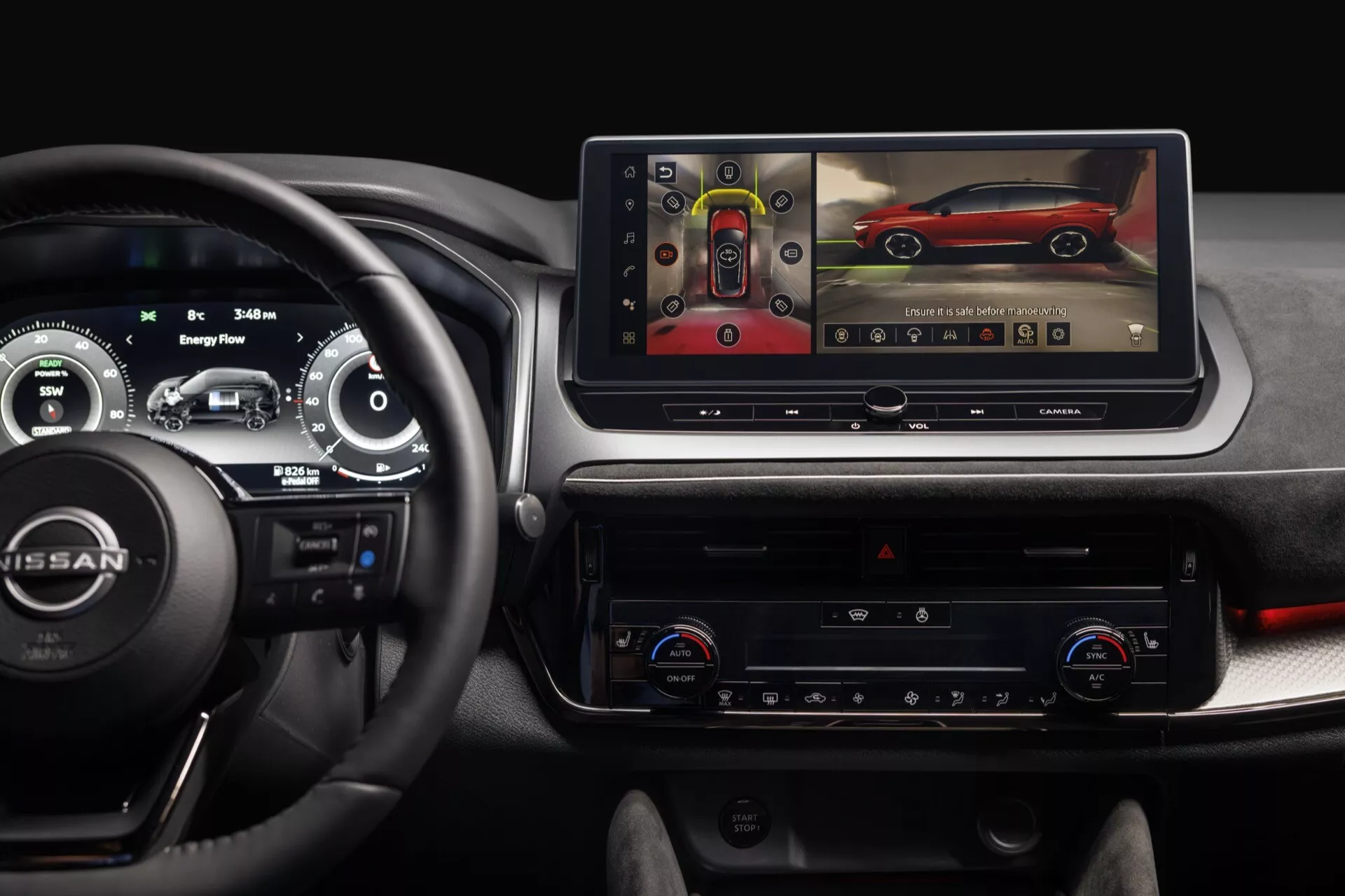 Pohled na palubní desku interiéru vozu Nissan Qashqai 2024 (J12-facelift) ukazující moderní volant s multifunkčními tlačítky a informační systém s 360stupňovým pohledem na velkém dotykovém displeji. Elegantní design zahrnuje ovládací prvky pro audio a klimatizaci pod displejem s kartáčovanými kovovými akcenty.