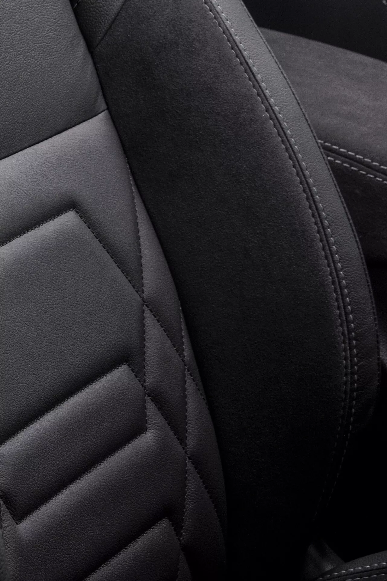 Nissan Qashqai 2024 J12-Facelift s moderním aerodynamickým designem, aktualizovanou přední maskou, elegantními LED světlomety a vylepšeným interiérem s pokročilou technologií.
