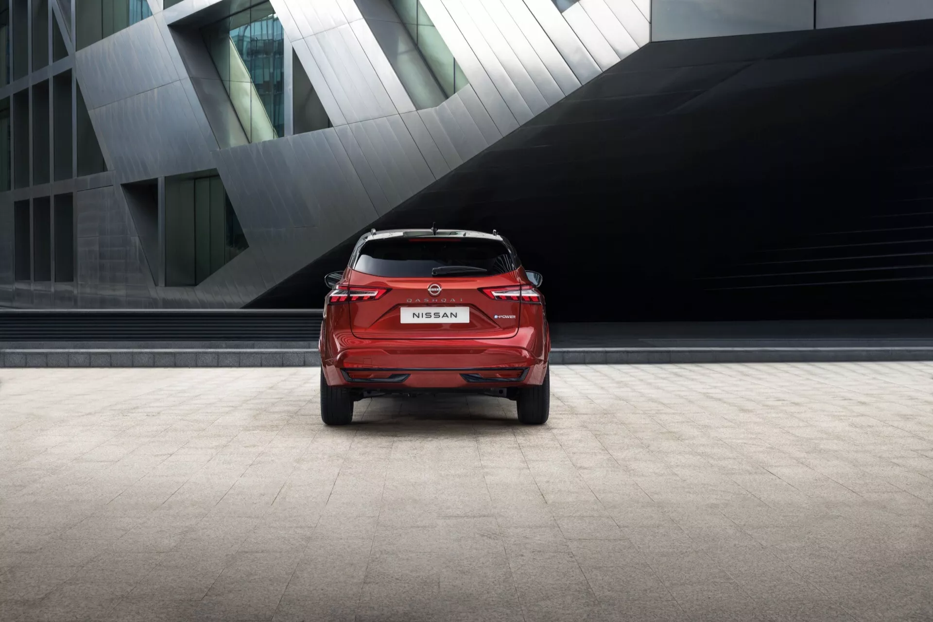 Nissan Qashqai 2024 (J12-Facelift) se vyznačuje elegantním, moderním designem s aerodynamickými liniemi, vylepšenými LED světlomety a přepracovanou mřížkou, což ukazuje na jeho rafinovanou estetiku a pokročilé technologie.