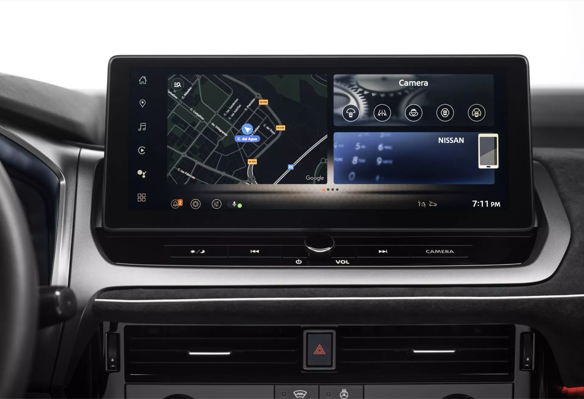 Přístrojová deska modelu Nissan Qashqai 2024 s čelním pohledem na infotainment systém zobrazující rozdělenou obrazovku s GPS navigací a vizuální kamerami automobilu. Přístrojová deska obsahuje řadu fyzických tlačítek a otočných ovladačů včetně ovladače hlasitosti a výstražných světel. Interiér se vyznačuje dvoubarevným schématem, které zdůrazňuje moderní a technologicky vyspělý design vozu.