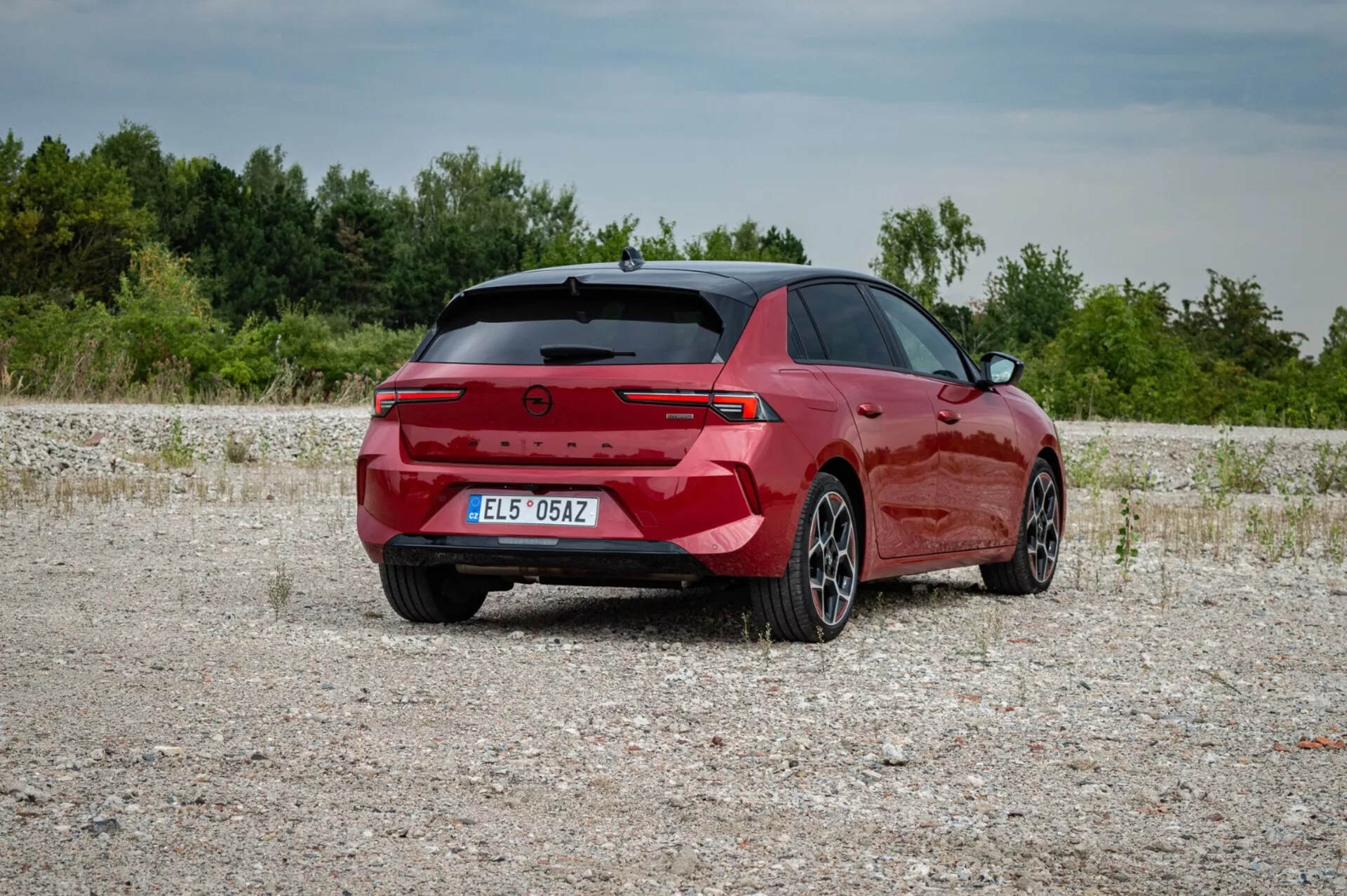 Exteriér Opelu Astra 2022 zdůrazňující jeho elegantní design a moderní prvky