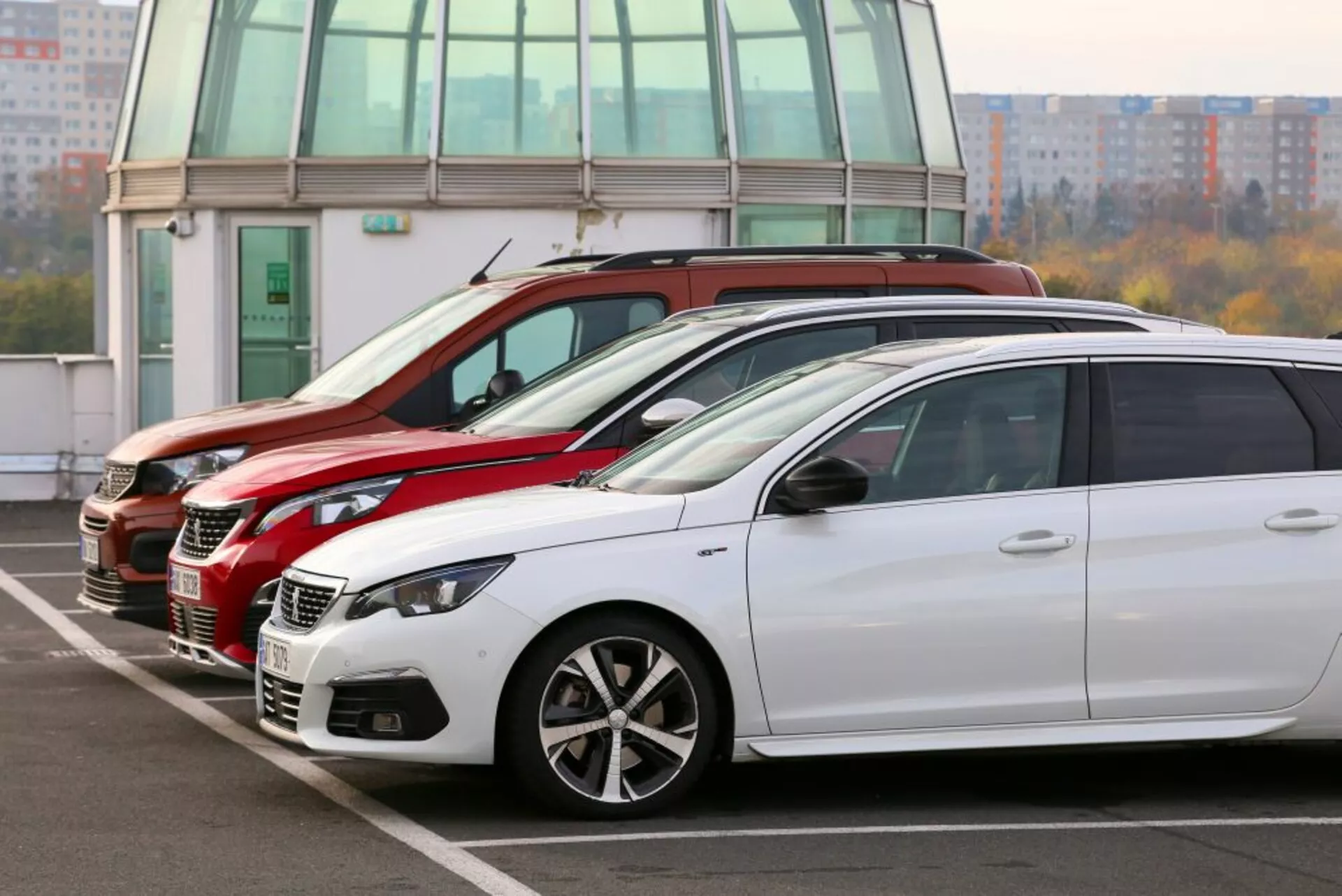 Peugeot 3008 z roku 2016 v perfektním stavu, předvádějící svůj elegantní černý exteriér, moderní designové prvky, LED světlomety a prostorný interiér