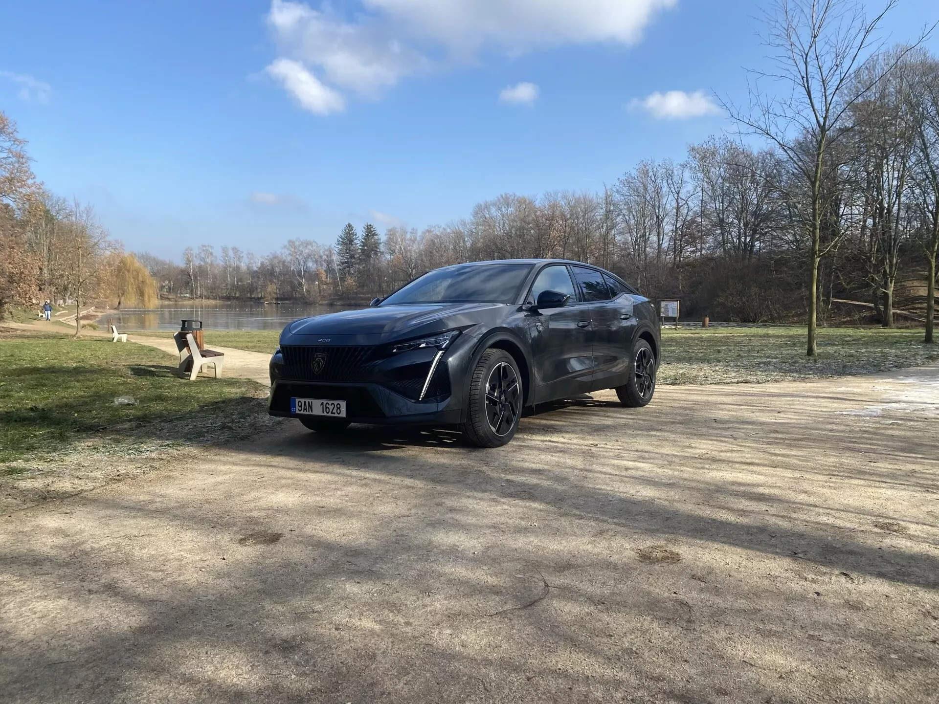 Nový Peugeot 408 1. generace 2023 předvádějící svůj elegantní design, inovativní funkce a pokročilou technologii