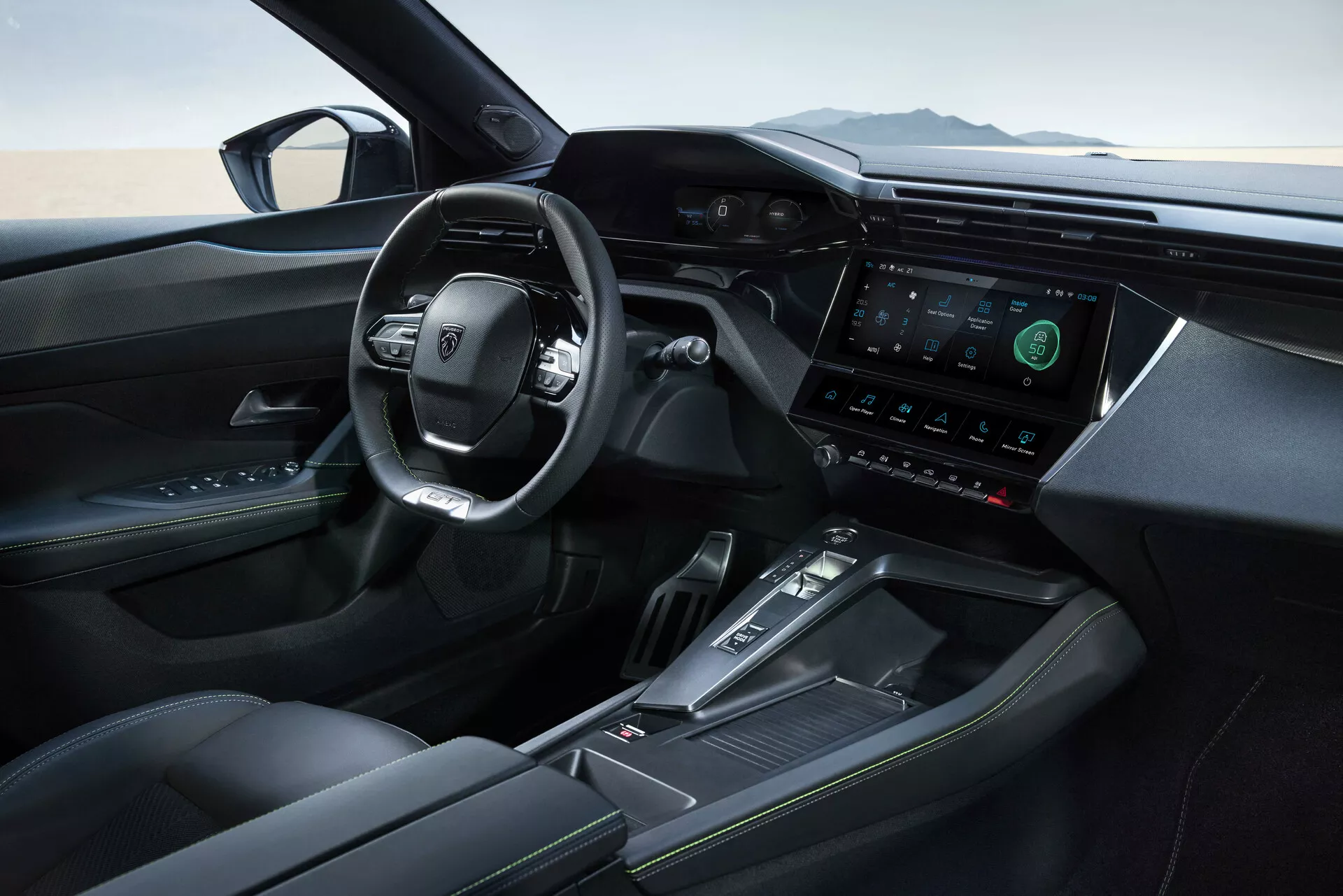 Interiérový pohled na Peugeot 408 2023 zaměřený na luxusní přední kabinu s digitálním displejem přístrojové desky, multifunkčním volantem, elegantní středovou konzolou s elektronickým řazením, pohodlnými sedadly z kůže a pokročilými systémy asistence řidiče.