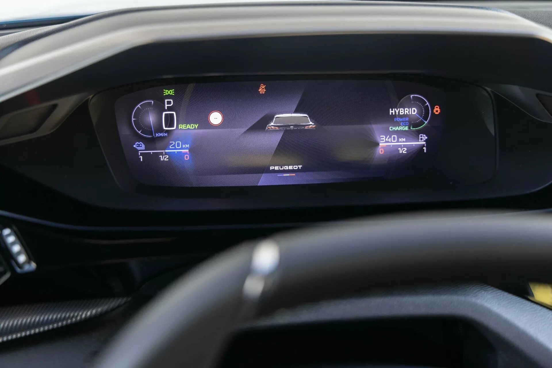 Detailní interiérový pohled na Peugeot 408 2023 zobrazující digitální přístrojový panel z pohledu řidiče, s funkcemi pro hybridní vozidlo jako nápis ‘HYBRID’, režim parkování, úroveň baterie a dojezd, s důrazem na elegantní, osvětlený displej za mírně rozmazaným volantem.