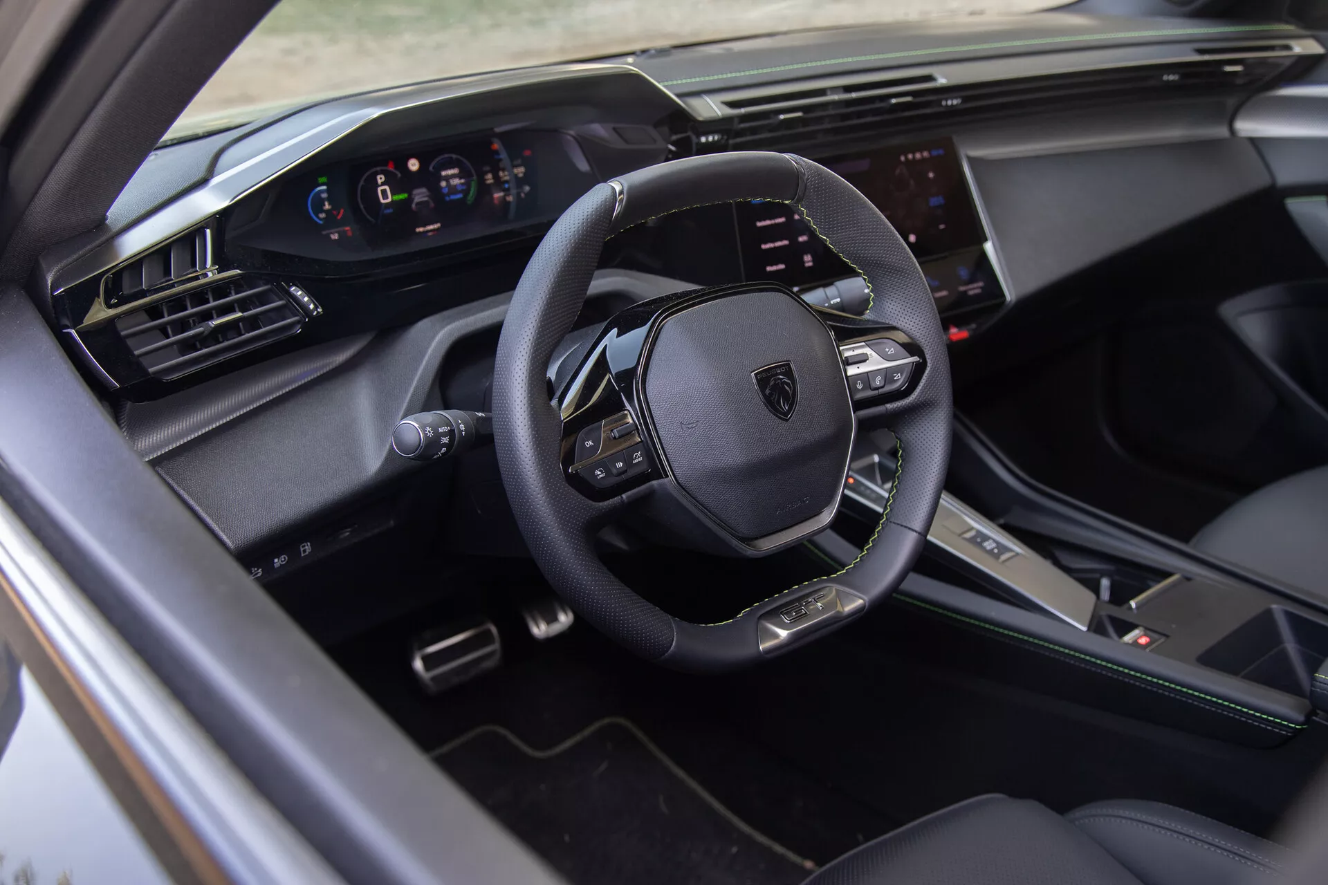 Interiér Peugeot 408 2023 ukazující vícefunkční volant obalený kůží, digitální přístrojový panel a dotykový informační systém z pohledu řidiče