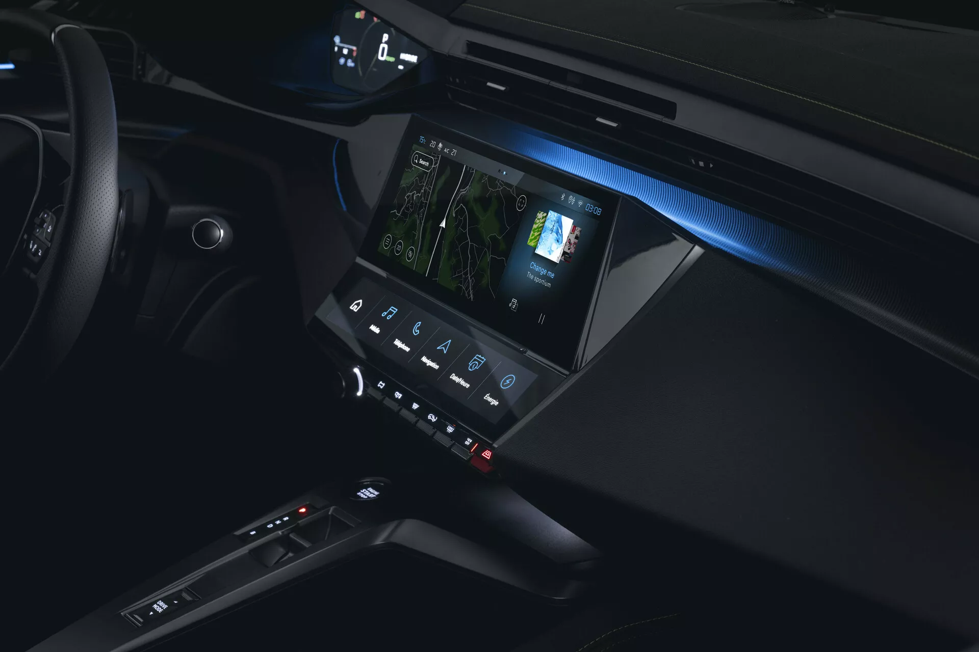 Detailní pohled na interiér Peugeot 408 2023 se zaměřením na středovou konzolu a informačně-zábavní systém s ambientním osvětlením a pokročilými technologickými funkcemi, pohled od strany spolujezdce.