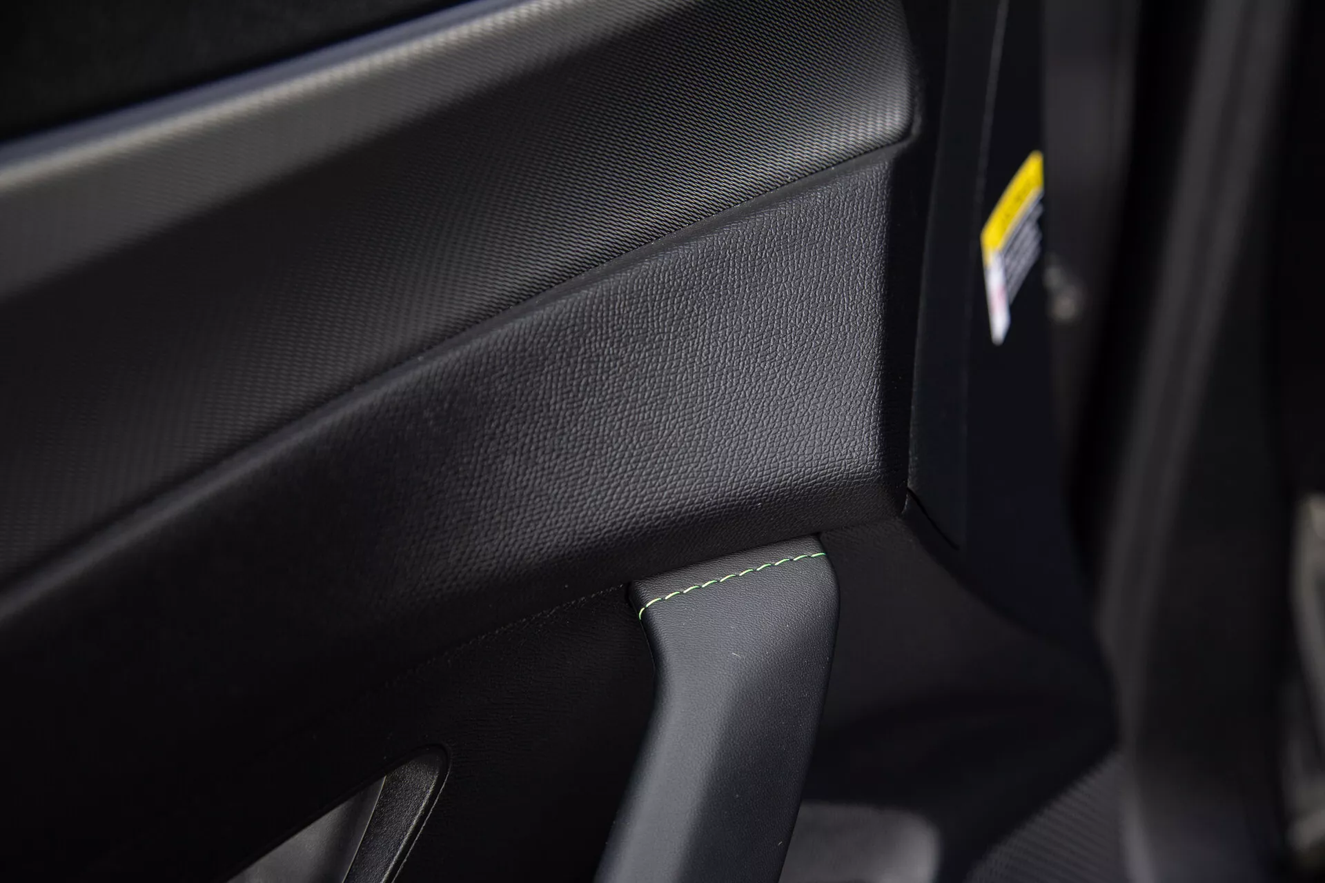 Zbrusu nové Peugeot 408 roku 2023 v dynamické póze předvádějící jeho elegantní design, pokročilé LED světlomety a sofistikovanou siluetu