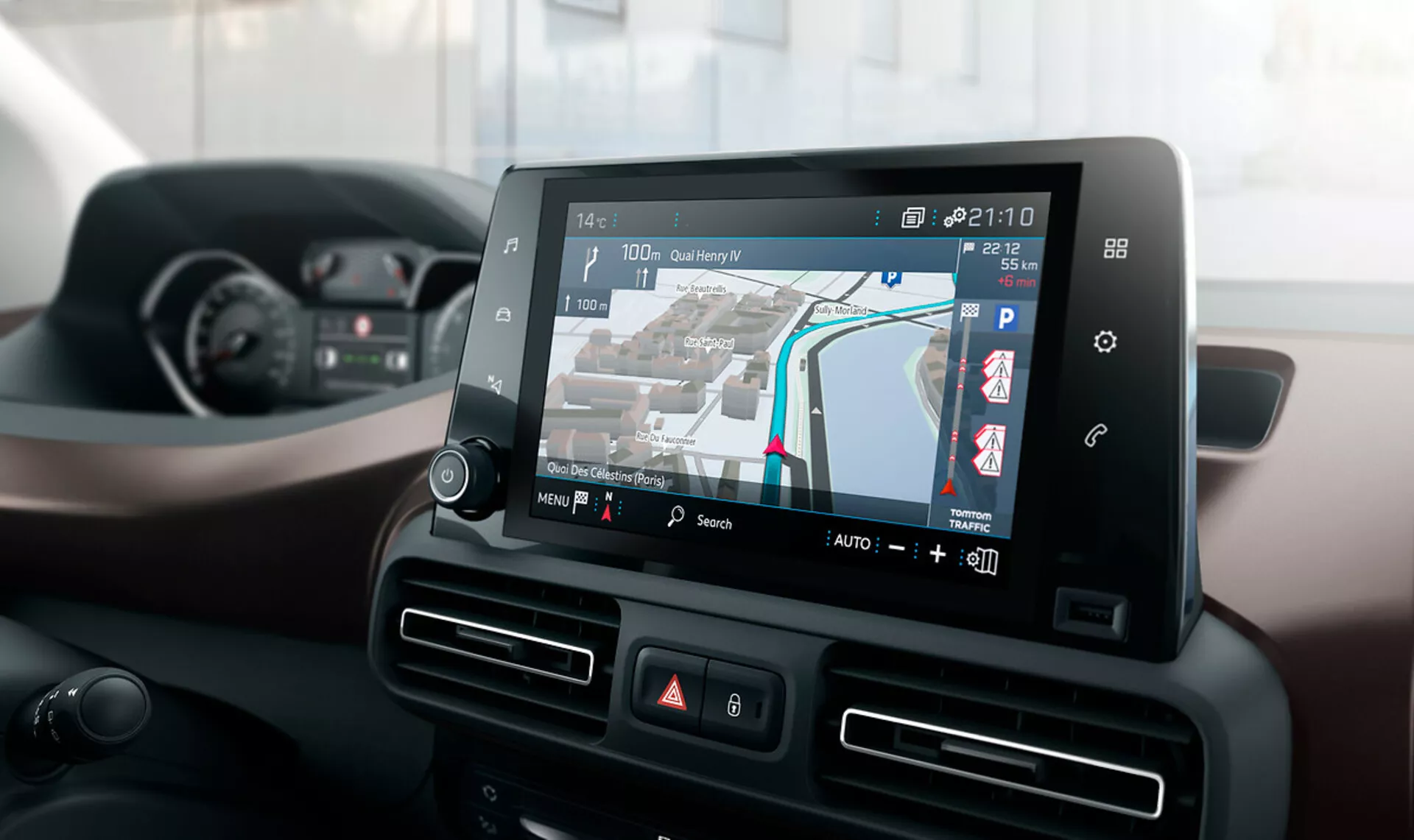 Interiér Peugeot Rifter 2018 s pokročilým infotainment systémem s 3D GPS navigační mapou, zobrazením provozu v reálném čase, Bluetooth konektivitou a ovládání klimatizace, z pohledu řidiče.