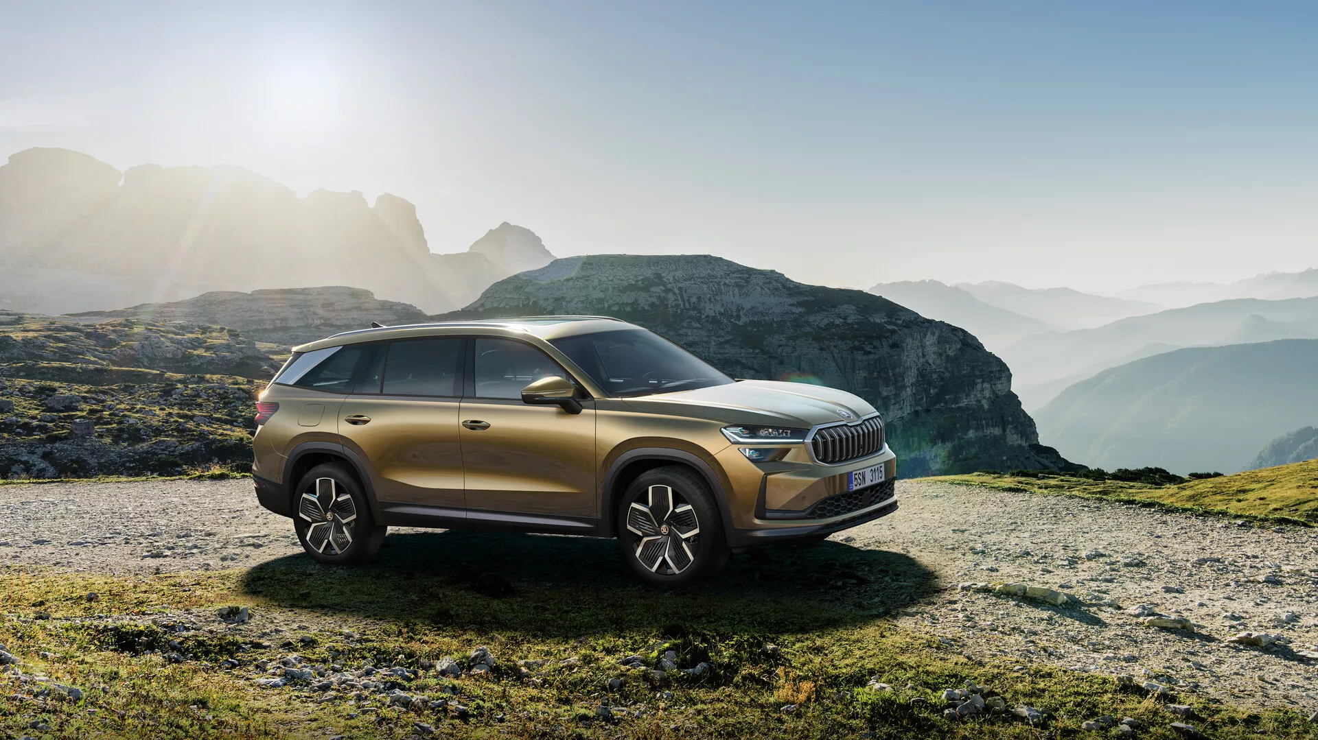 Moderní SUV Peugeot Rifter 2018 zaparkované na nerovném terénu, které zdůrazňuje jeho schopnosti v terénu. Vyznačuje se přední mřížkou, výraznými světlomety, vícepaprskovými slitinovými koly a prémiovým exteriérem zvýrazněným slunečním světlem.