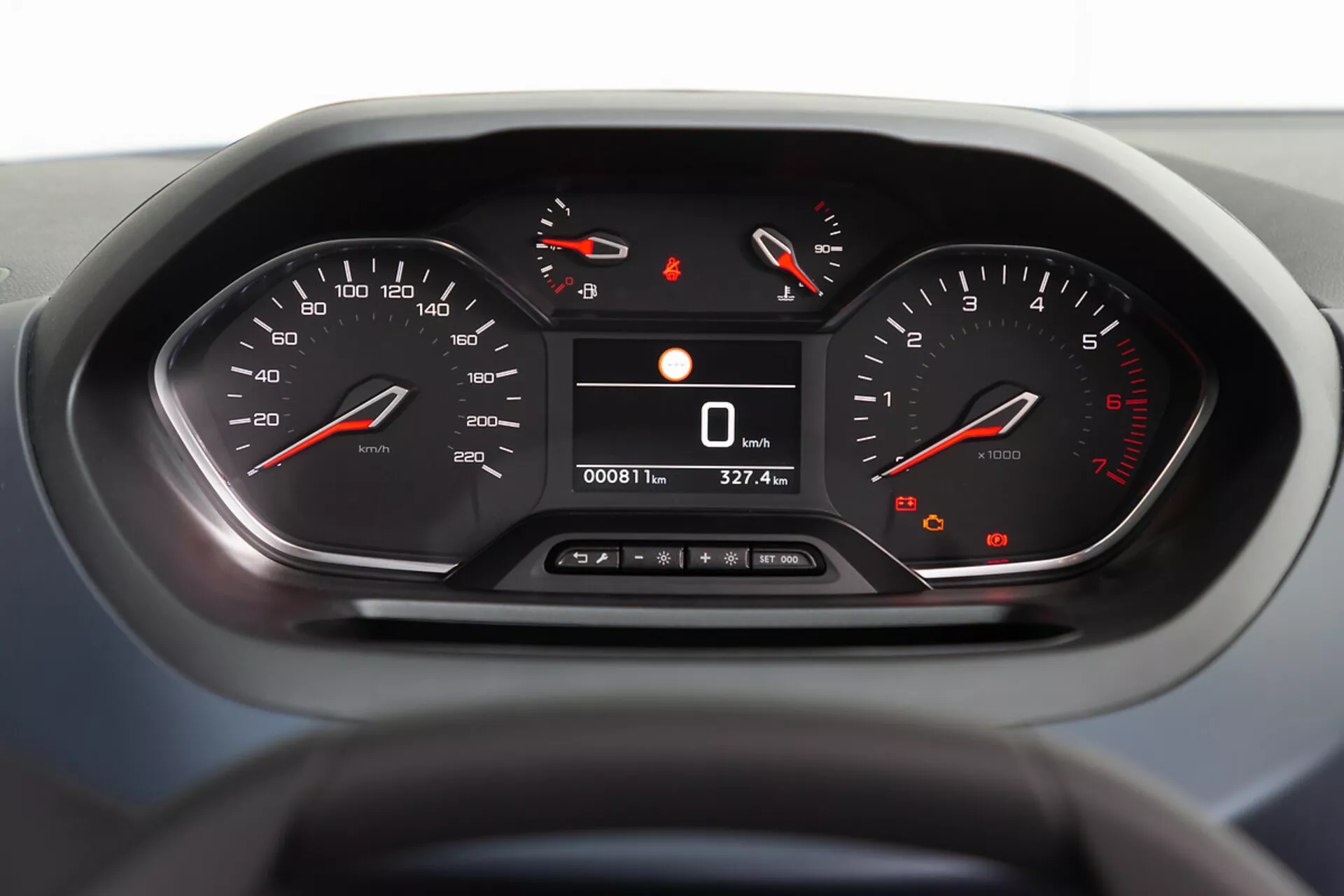 Detailní pohled na přístrojovou desku Peugeotu Rifter 2018 s analogovým tachometrem a otáčkoměrem, digitálním zobrazením rychlosti a počtu najetých kilometrů, s důrazem na interní technologii a design z pohledu řidiče