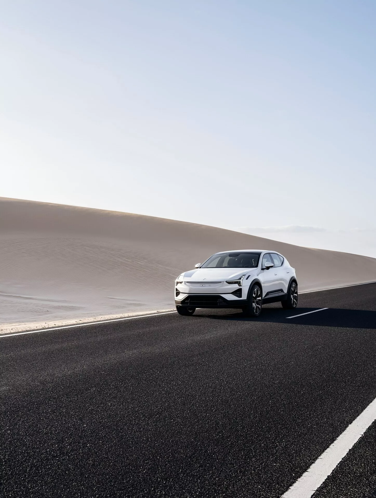 Luxusní elektrické SUV Polestar 3 první generace z roku 2023 v dynamické jízdě po otevřené silnici