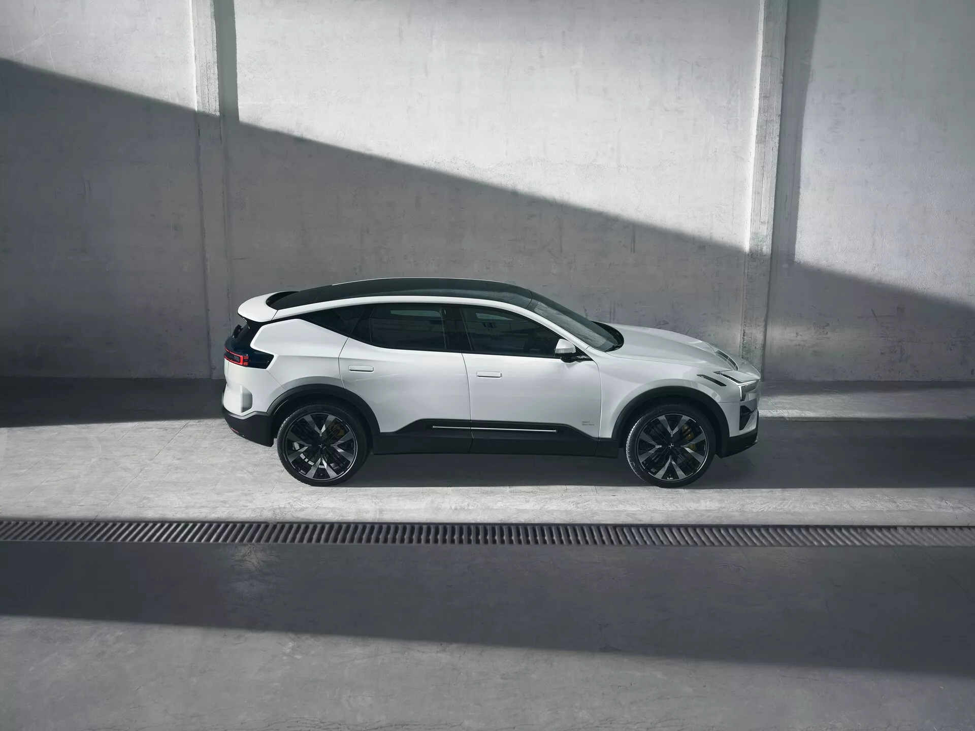 Polestar 3 z roku 2023, první generace, s aerodynamickým skandinávským designem, luxusní elektrické SUV v dynamickém režimu jízdy