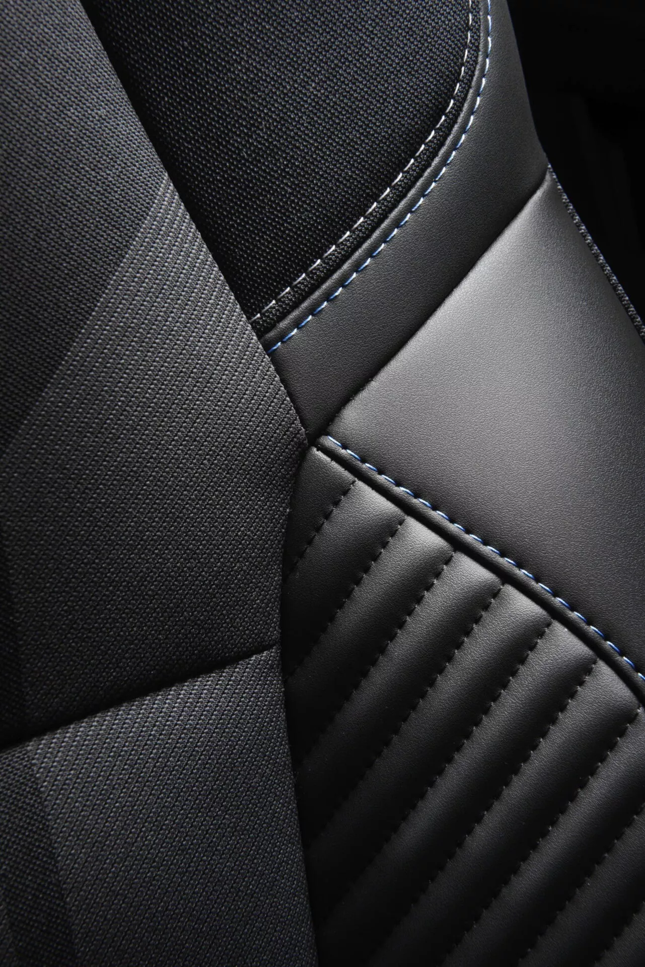 Detailní záběr na sedadlo vozu Renault Captur 2024 (II-Facelift) s důrazem na textury potahů a řemeslné zpracování švů, s kontrastními materiály
