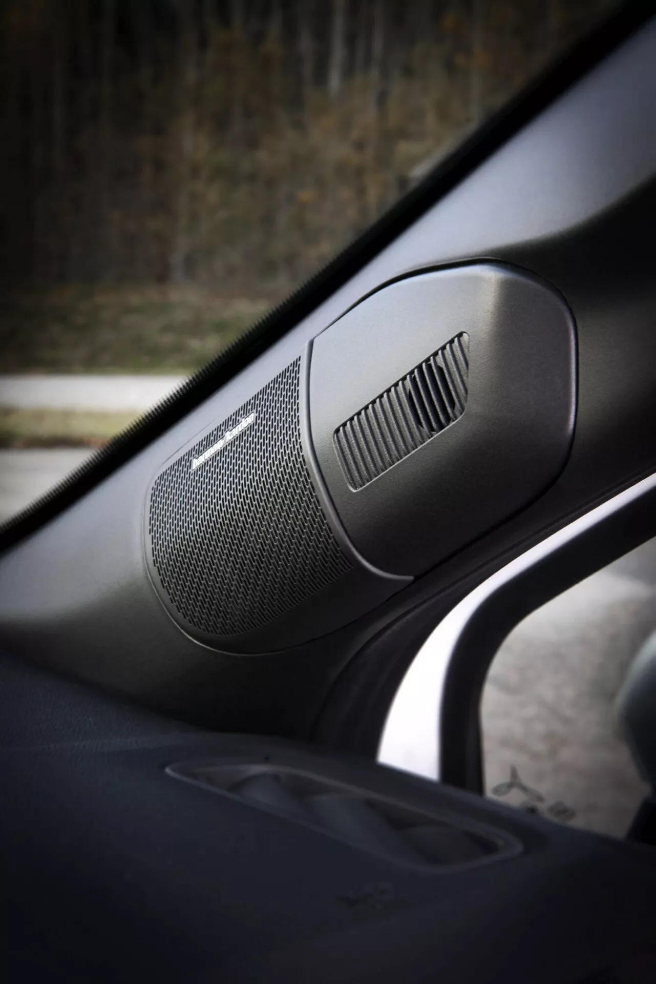Detailní pohled na interiér Renault Captur 2024 (II-Facelift) se zaměřením na vysoce kvalitní ozvučení ve dveřích na straně spolujezdce, s detailní mřížkou a vedlejším ventilačním otvorem