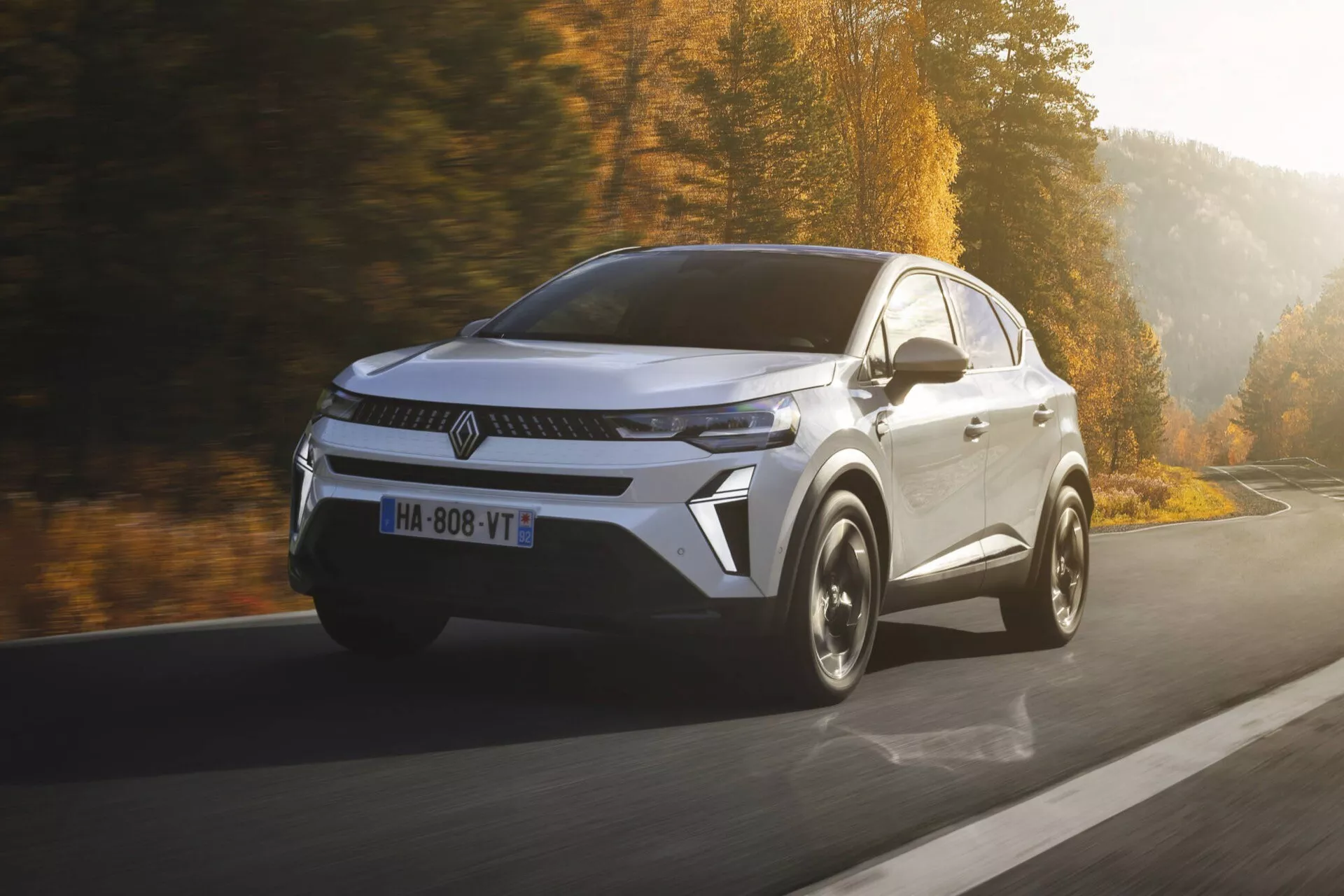 Nově vydaný model Renault Captur 2024 (II-Facelift) ve výrazném vínové barvě předvádí vylepšené funkce, elegantní design a moderní technologie